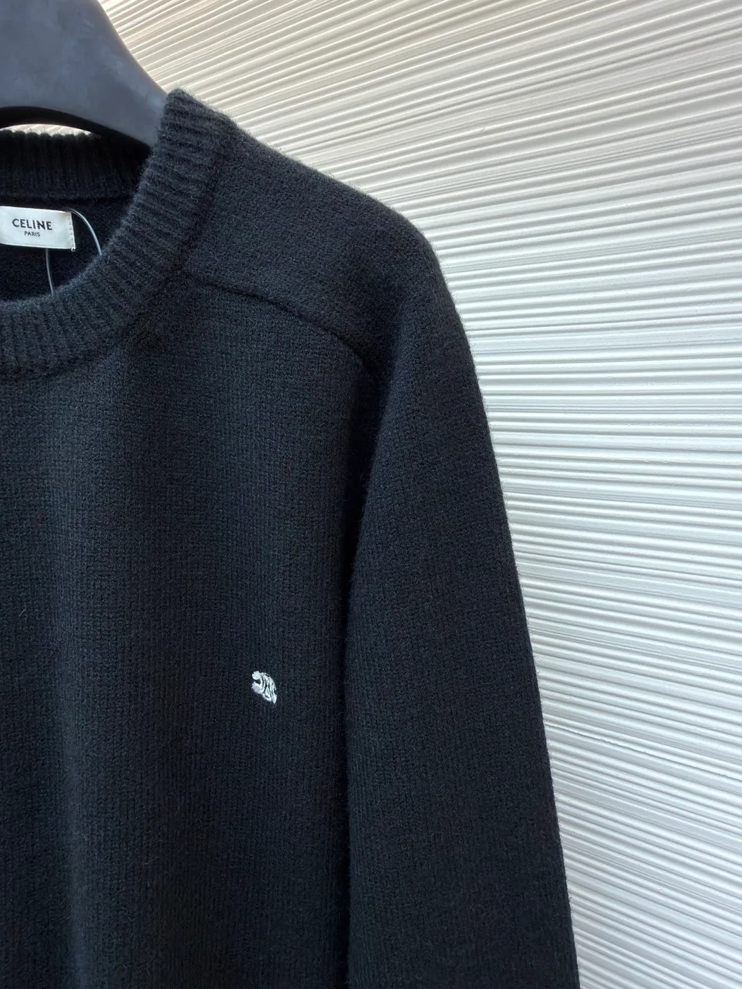 Celine Arc de Triomphe embroidered logo sweater ●Original version: 9900 purchase and development ●Item number: 1681303-A45 ●Fabric: wool blended fabric ●Technology: 3D embroidery production ●Color: black ●Version: fitted version ●Weight: about 680 grams ●Size: S-M-L-XL ●Description: Made of 35% wool, 15% cashmere, 50% cotton yarn. This fabric is soft and has a three-dimensional shape that won't change shape after being worn for a long time. The embroidery uses 3D three-dimensional embroidery, and the chest is embellished with the Arc de Triomphe embroidered logo. This style is machine-knitted with 7 needles, and the high-density thick stitching ensures warmth. Later process: washing and color fixation - fixed version - wool impurities. The overall wiring is straight and delicate, the fabric is comfortable and soft, and the color is consistent without color difference. It can be matched with the same style to create a fashionable look and control various occasions. Customized accessories, complete with three standards, same style for men and women!