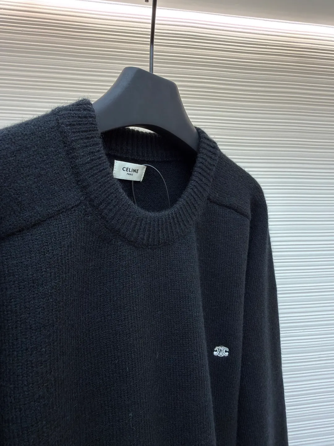 Celine Arc de Triomphe embroidered logo sweater ●Original version: 9900 purchase and development ●Item number: 1681303-A45 ●Fabric: wool blended fabric ●Technology: 3D embroidery production ●Color: black ●Version: fitted version ●Weight: about 680 grams ●Size: S-M-L-XL ●Description: Made of 35% wool, 15% cashmere, 50% cotton yarn. This fabric is soft and has a three-dimensional shape that won't change shape after being worn for a long time. The embroidery uses 3D three-dimensional embroidery, and the chest is embellished with the Arc de Triomphe embroidered logo. This style is machine-knitted with 7 needles, and the high-density thick stitching ensures warmth. Later process: washing and color fixation - fixed version - wool impurities. The overall wiring is straight and delicate, the fabric is comfortable and soft, and the color is consistent without color difference. It can be matched with the same style to create a fashionable look and control various occasions. Customized accessories, complete with three standards, same style for men and women!
