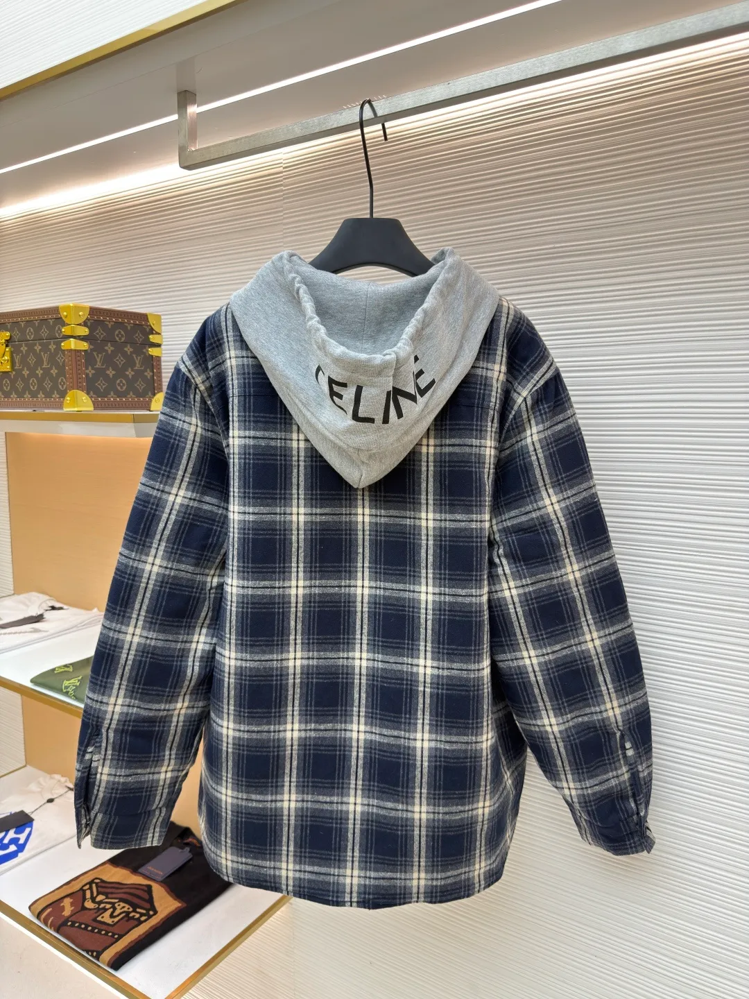 Celine plaid cashmere jacket ●Original version: Purchased and developed by 7664 ●Item number: 1680748-C45 ●Fabric: Cashmere fabric ●Technology: Positioning cutting machine ●Version: Fitted version ●Weight: about 930 grams ●Size: 46-48-50-52 ●Description: Fabric material: Made of high-quality cashmere fabric, cashmere is famous for its softness, warmth and lightness, providing the wearer with excellent comfort and thermal performance. The unique hooded element is both practical and beautiful, providing the wearer with extra warmth while also adding to the overall sense of layering. As a classic element, the combination of plaid and cashmere fabric makes the entire garment visually richer and more layered. The navy blue color makes the whole piece of clothing more youthful, fashionable and high-end. According to Celine's consistent design concept, this jacket-style shirt has a crisp silhouette and a well-fitting cut, which can well modify the body lines and show the wearer's elegance. The overall wiring is straight and delicate, the fabric is comfortable and soft, and the color is consistent without color difference. It can be matched with the same style to create a fashionable look and control various occasions. Customized accessories, complete with three standards, same style for men and women!