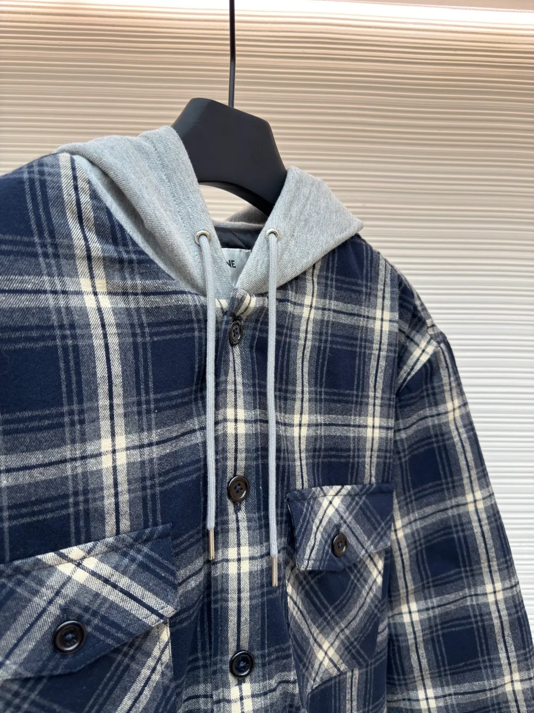 Celine plaid cashmere jacket ●Original version: Purchased and developed by 7664 ●Item number: 1680748-C45 ●Fabric: Cashmere fabric ●Technology: Positioning cutting machine ●Version: Fitted version ●Weight: about 930 grams ●Size: 46-48-50-52 ●Description: Fabric material: Made of high-quality cashmere fabric, cashmere is famous for its softness, warmth and lightness, providing the wearer with excellent comfort and thermal performance. The unique hooded element is both practical and beautiful, providing the wearer with extra warmth while also adding to the overall sense of layering. As a classic element, the combination of plaid and cashmere fabric makes the entire garment visually richer and more layered. The navy blue color makes the whole piece of clothing more youthful, fashionable and high-end. According to Celine's consistent design concept, this jacket-style shirt has a crisp silhouette and a well-fitting cut, which can well modify the body lines and show the wearer's elegance. The overall wiring is straight and delicate, the fabric is comfortable and soft, and the color is consistent without color difference. It can be matched with the same style to create a fashionable look and control various occasions. Customized accessories, complete with three standards, same style for men and women!