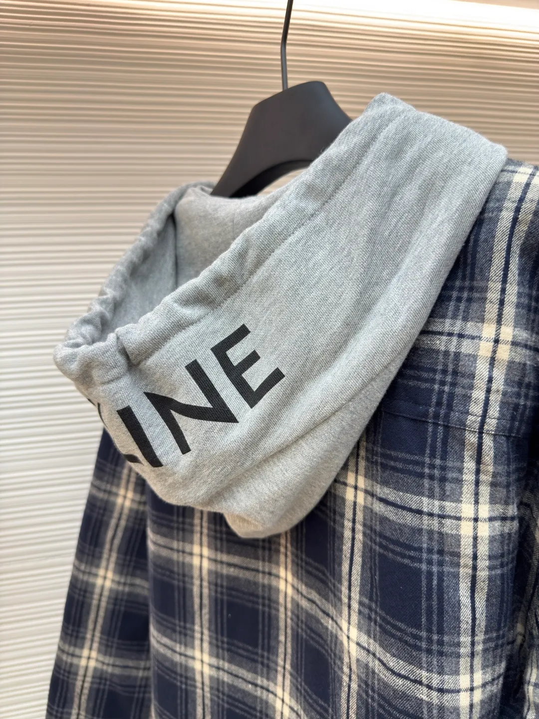 Celine plaid cashmere jacket ●Original version: Purchased and developed by 7664 ●Item number: 1680748-C45 ●Fabric: Cashmere fabric ●Technology: Positioning cutting machine ●Version: Fitted version ●Weight: about 930 grams ●Size: 46-48-50-52 ●Description: Fabric material: Made of high-quality cashmere fabric, cashmere is famous for its softness, warmth and lightness, providing the wearer with excellent comfort and thermal performance. The unique hooded element is both practical and beautiful, providing the wearer with extra warmth while also adding to the overall sense of layering. As a classic element, the combination of plaid and cashmere fabric makes the entire garment visually richer and more layered. The navy blue color makes the whole piece of clothing more youthful, fashionable and high-end. According to Celine's consistent design concept, this jacket-style shirt has a crisp silhouette and a well-fitting cut, which can well modify the body lines and show the wearer's elegance. The overall wiring is straight and delicate, the fabric is comfortable and soft, and the color is consistent without color difference. It can be matched with the same style to create a fashionable look and control various occasions. Customized accessories, complete with three standards, same style for men and women!