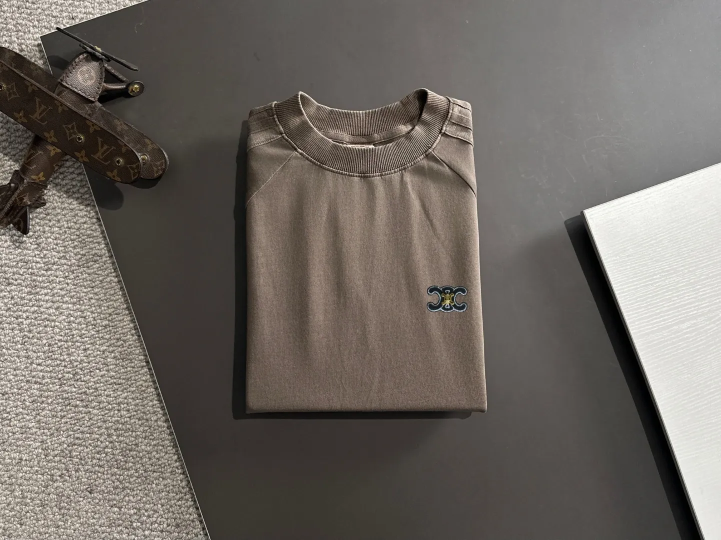 🅿️270 shipped next day. High quality Celine/Celine 2025 spring and summer new men's batik washed short-sleeved T-shirt. Made of combed heavy weight washed double yarn fabric. The high-strength fabric feels full of weight when weighed. The upper body is also more textured than ordinary T-shirts and is not easy to deform. This texture can cope with the weather. It is sweat-absorbent and breathable, suitable for both hot and cold! Perfectly produced with reference to the original stitch and stitch! Loose fit design, looks noble. Sizes: S to XXL