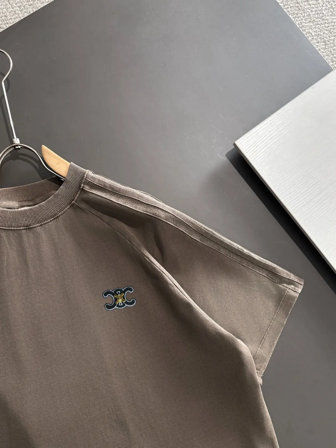 🅿️270 shipped next day. High quality Celine/Celine 2025 spring and summer new men's batik washed short-sleeved T-shirt. Made of combed heavy weight washed double yarn fabric. The high-strength fabric feels full of weight when weighed. The upper body is also more textured than ordinary T-shirts and is not easy to deform. This texture can cope with the weather. It is sweat-absorbent and breathable, suitable for both hot and cold! Perfectly produced with reference to the original stitch and stitch! Loose fit design, looks noble. Sizes: S to XXL