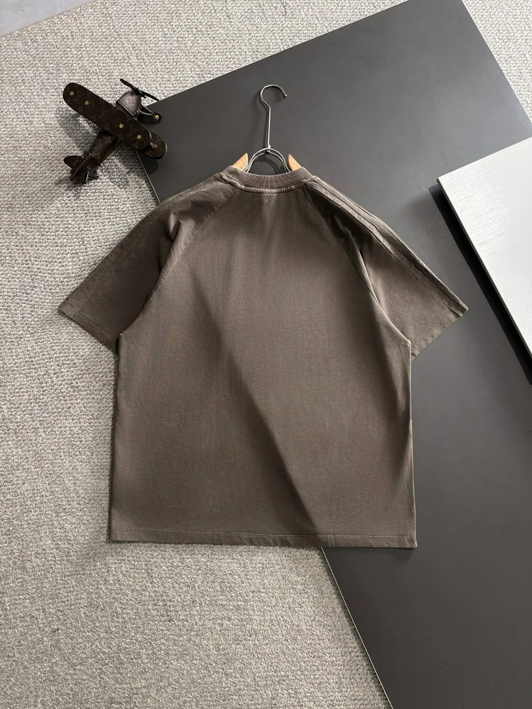 🅿️270 shipped next day. High quality Celine/Celine 2025 spring and summer new men's batik washed short-sleeved T-shirt. Made of combed heavy weight washed double yarn fabric. The high-strength fabric feels full of weight when weighed. The upper body is also more textured than ordinary T-shirts and is not easy to deform. This texture can cope with the weather. It is sweat-absorbent and breathable, suitable for both hot and cold! Perfectly produced with reference to the original stitch and stitch! Loose fit design, looks noble. Sizes: S to XXL