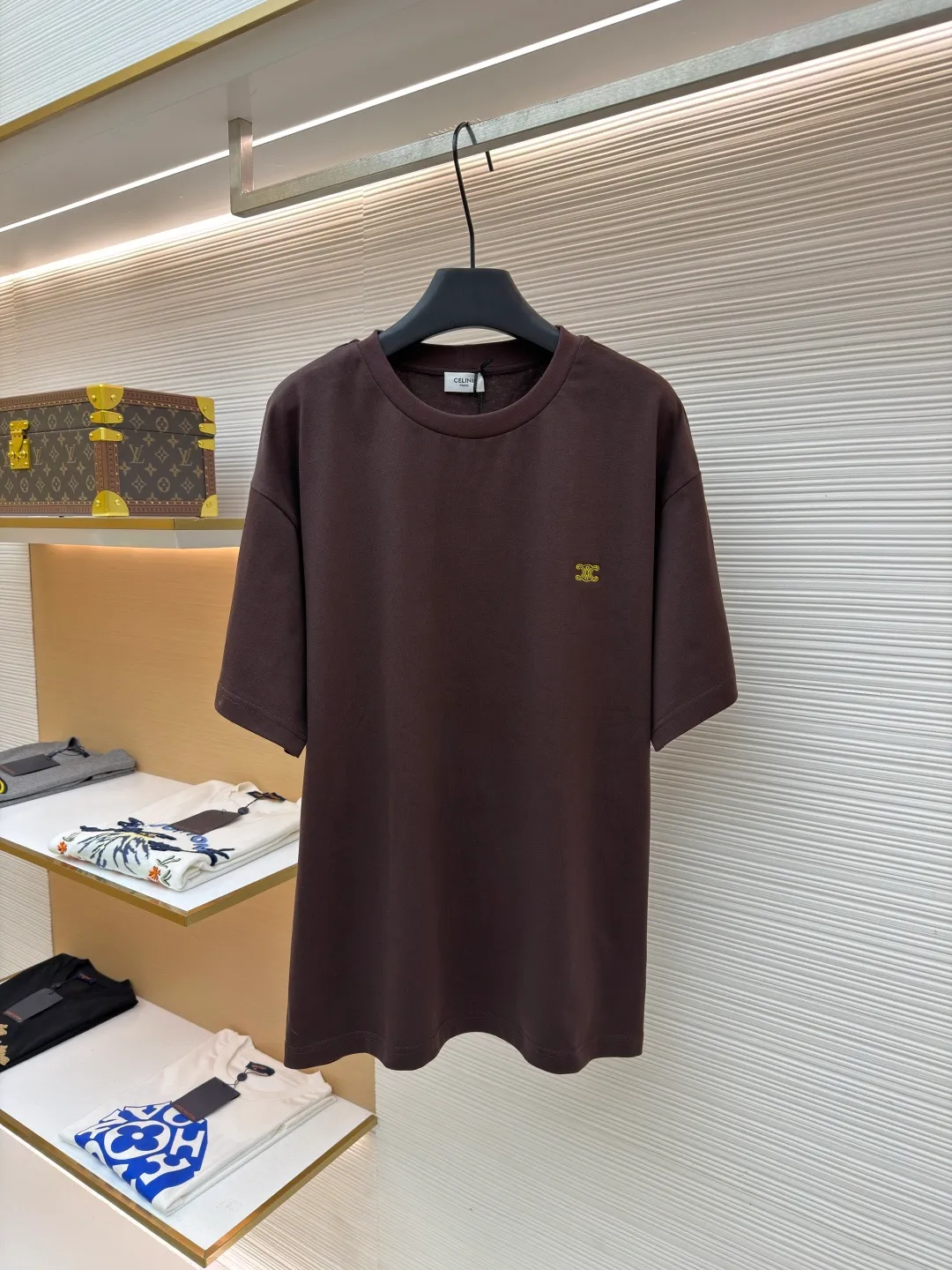 Celine Arc de Triomphe logo short sleeves ●Original version: Purchased and developed at 4690 ●Item number: 1682386-A00 ●Fabric: cotton fabric ●Technology: embroidery production ●Color: brown ●Version: fitted version ●Weight: about 280 grams ●Size: XS-S-M-L ●Description: Made of 15-count special-spun compact cotton with a weight of 230g/㎡; 32-count high-weight (340g) 1x1 ribs are used for the neckline. Its high-count and high-weight characteristics ensure the excellent elastic recovery, thickness and deformation resistance of the collar. It is the key to ensuring that the neckline of the T-shirt does not deform after long-term wear. Specially woven compact cotton fabrics apply compact spinning technology in the spinning process, which effectively reduces yarn hairiness and makes the yarn smoother and stronger. This gives the fabric an unusually dense structure, a smooth and smooth surface, and excellent pilling resistance, while retaining the softness and breathability of pure cotton. The weight of 230g is medium to heavy, which ensures the T-shirt has good stiffness and drape, and is not easy to collapse and deform, laying a high-quality basic texture. The overall wiring is straight and delicate, the fabric is comfortable and soft, and the color is consistent without color difference. It can be matched with the same style to create a fashionable look and control various occasions. Customized accessories, complete with three standards, same style for men and women!