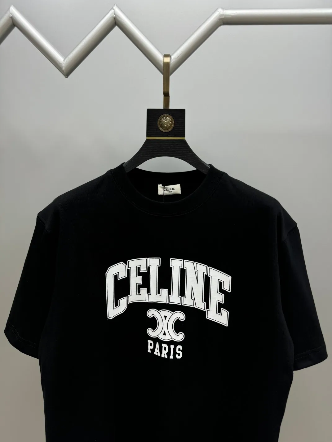 🅿️210 (top version with different currency) Will not be taken off the shelves all year round, sell with confidence Style: Celine/CELI.NE short-sleeved T-shirt Fabric: 300g heavy double yarn 100% cotton Rib: 320g heavy Sorona 1*1 trendy brand Craftsmanship: high-definition printed logo Color: black Size: XS S M L Gender-neutral, same style for men and women