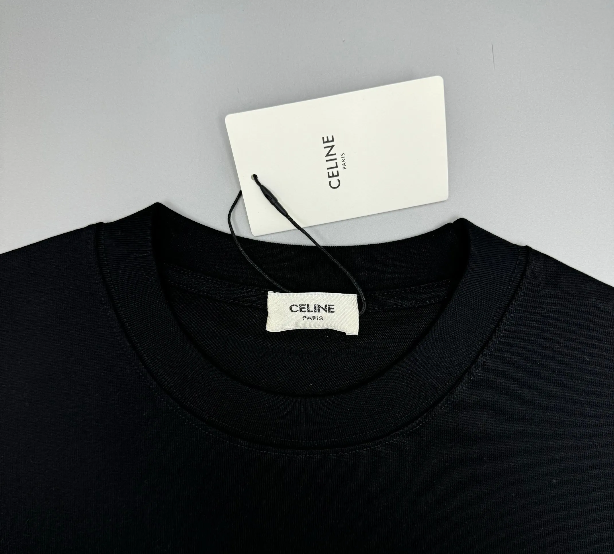 🅿️210 (top version with different currency) Will not be taken off the shelves all year round, sell with confidence Style: Celine/CELI.NE short-sleeved T-shirt Fabric: 300g heavy double yarn 100% cotton Rib: 320g heavy Sorona 1*1 trendy brand Craftsmanship: high-definition printed logo Color: black Size: XS S M L Gender-neutral, same style for men and women