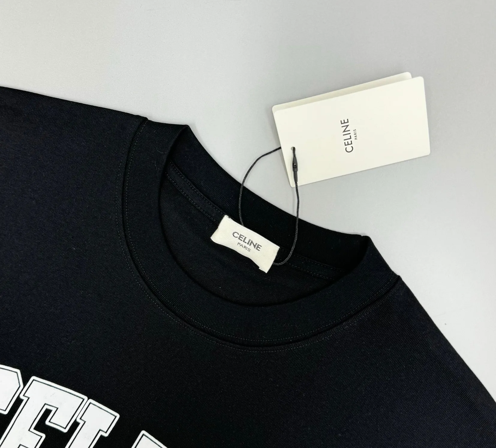 🅿️210 (top version with different currency) Will not be taken off the shelves all year round, sell with confidence Style: Celine/CELI.NE short-sleeved T-shirt Fabric: 300g heavy double yarn 100% cotton Rib: 320g heavy Sorona 1*1 trendy brand Craftsmanship: high-definition printed logo Color: black Size: XS S M L Gender-neutral, same style for men and women