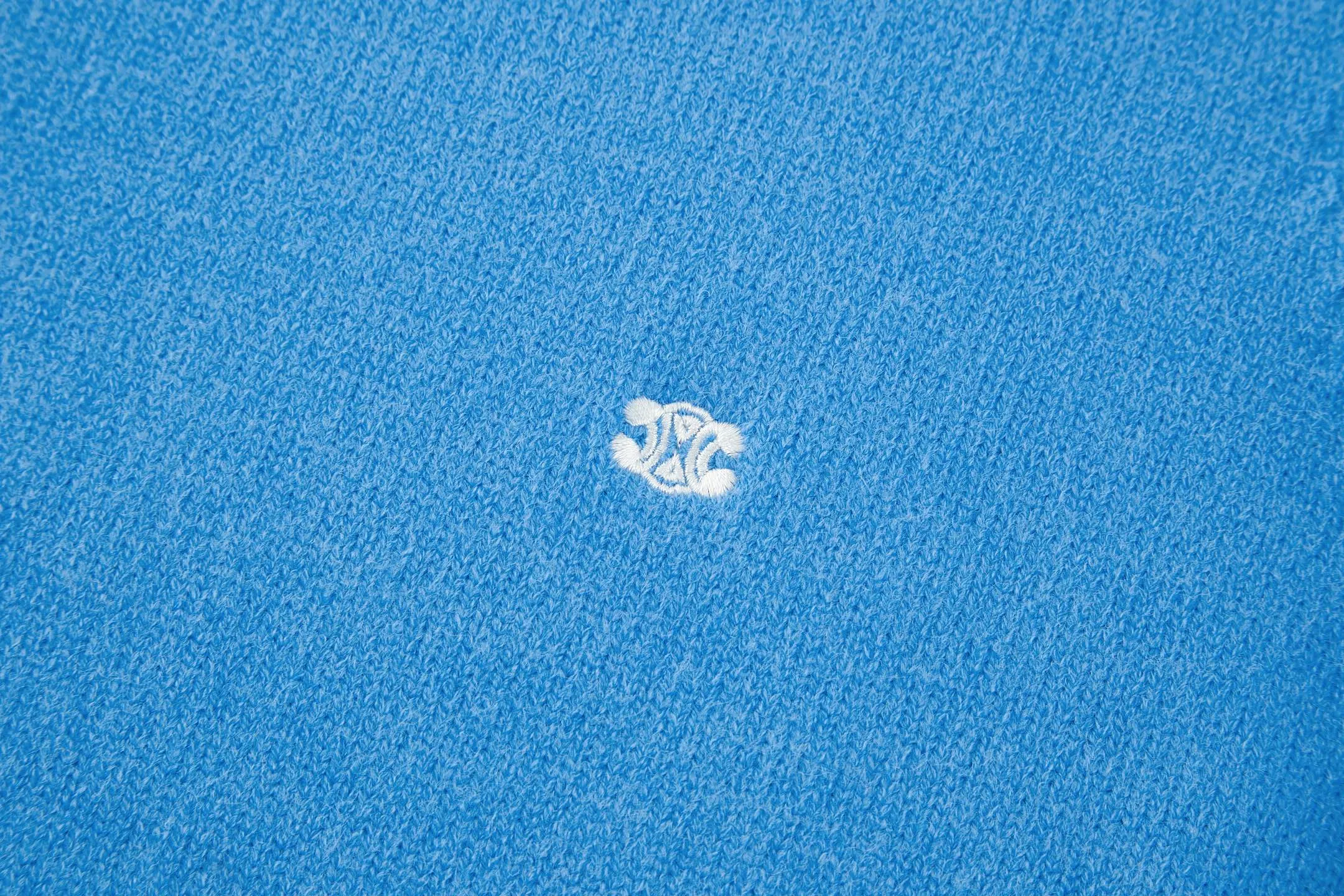 🅿️370 [Exclusive supply] Celine Arc de Triomphe embroidered logo sweater (sky blue) The original version was purchased and developed for 9,900. The fabric is made of 35% wool, 15% cashmere, and 50% cotton yarn. This fabric is soft and has a three-dimensional shape that won't change shape after being worn for a long time. The embroidery uses 3D three-dimensional embroidery, and the chest is embellished with the Arc de Triomphe embroidered logo. This style is machine-knitted with 7 needles, and the high-density thick stitching ensures warmth. Later process: washing and color fixation - fixed version - wool impurities. Size:S-M-L-XL