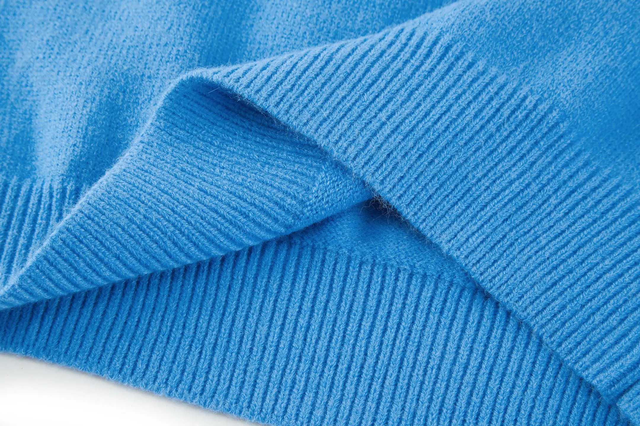 🅿️370 [Exclusive supply] Celine Arc de Triomphe embroidered logo sweater (sky blue) The original version was purchased and developed for 9,900. The fabric is made of 35% wool, 15% cashmere, and 50% cotton yarn. This fabric is soft and has a three-dimensional shape that won't change shape after being worn for a long time. The embroidery uses 3D three-dimensional embroidery, and the chest is embellished with the Arc de Triomphe embroidered logo. This style is machine-knitted with 7 needles, and the high-density thick stitching ensures warmth. Later process: washing and color fixation - fixed version - wool impurities. Size:S-M-L-XL