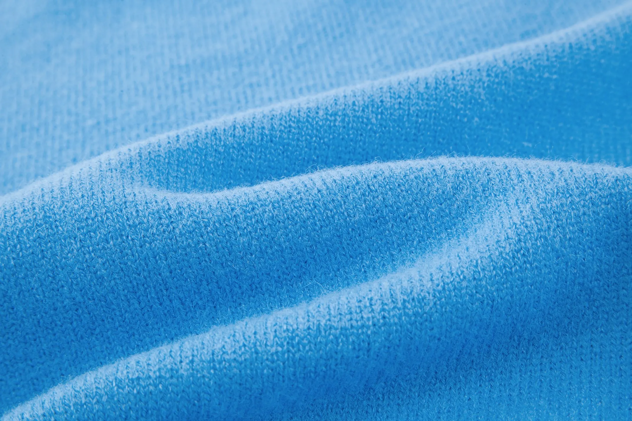 🅿️370 [Exclusive supply] Celine Arc de Triomphe embroidered logo sweater (sky blue) The original version was purchased and developed for 9,900. The fabric is made of 35% wool, 15% cashmere, and 50% cotton yarn. This fabric is soft and has a three-dimensional shape that won't change shape after being worn for a long time. The embroidery uses 3D three-dimensional embroidery, and the chest is embellished with the Arc de Triomphe embroidered logo. This style is machine-knitted with 7 needles, and the high-density thick stitching ensures warmth. Later process: washing and color fixation - fixed version - wool impurities. Size:S-M-L-XL