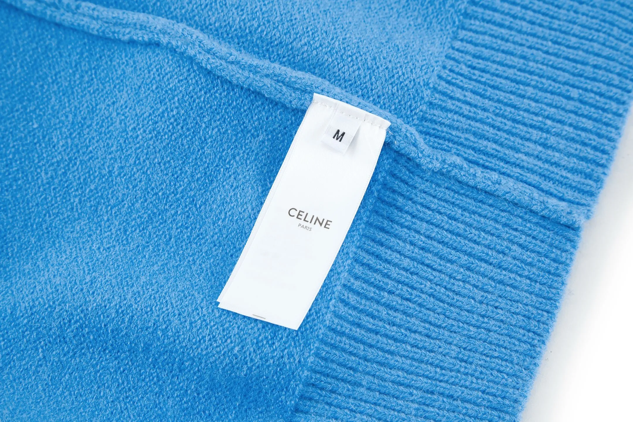 🅿️370 [Exclusive supply] Celine Arc de Triomphe embroidered logo sweater (sky blue) The original version was purchased and developed for 9,900. The fabric is made of 35% wool, 15% cashmere, and 50% cotton yarn. This fabric is soft and has a three-dimensional shape that won't change shape after being worn for a long time. The embroidery uses 3D three-dimensional embroidery, and the chest is embellished with the Arc de Triomphe embroidered logo. This style is machine-knitted with 7 needles, and the high-density thick stitching ensures warmth. Later process: washing and color fixation - fixed version - wool impurities. Size:S-M-L-XL