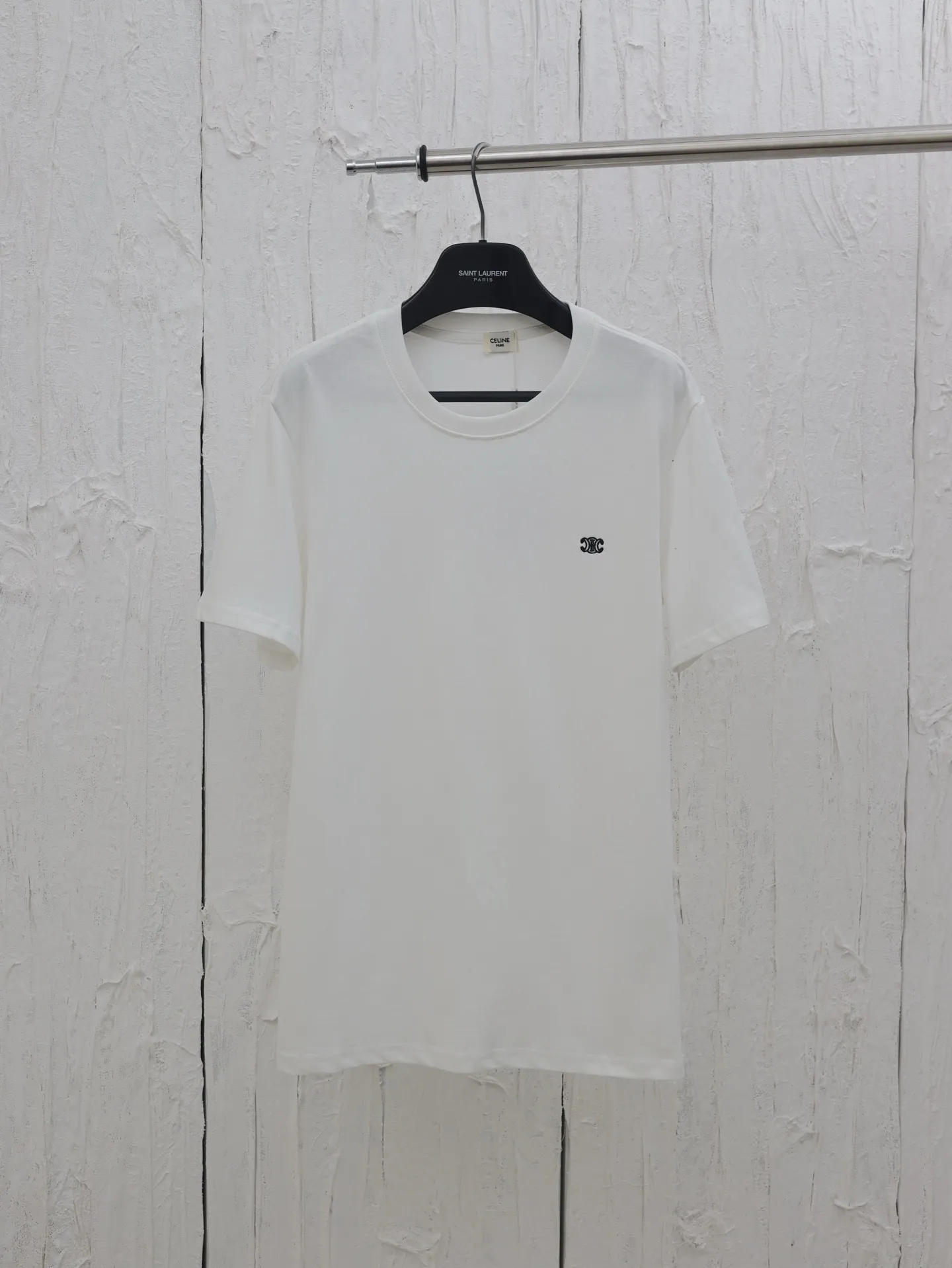 🅿️230 CELIN*/Celine 25SS spring and summer Arc de Triomphe embroidered short-sleeved fabric. The fabric is made of 40 double strands. It feels soft, comfortable and skin-friendly. Simple to the extreme, it is fashionable. The simplest classic white T-shirt is the most touching. The craftsmanship uses three-dimensional embroidery of the imported machine letters on the chest Logo. Exquisite workmanship and distinct layers. The fabrics have been washed and have a better hand texture. Not easy to deform, not easy to shrink, not easy to fade, and maintain long-term beauty. Size：S/M/L/XL