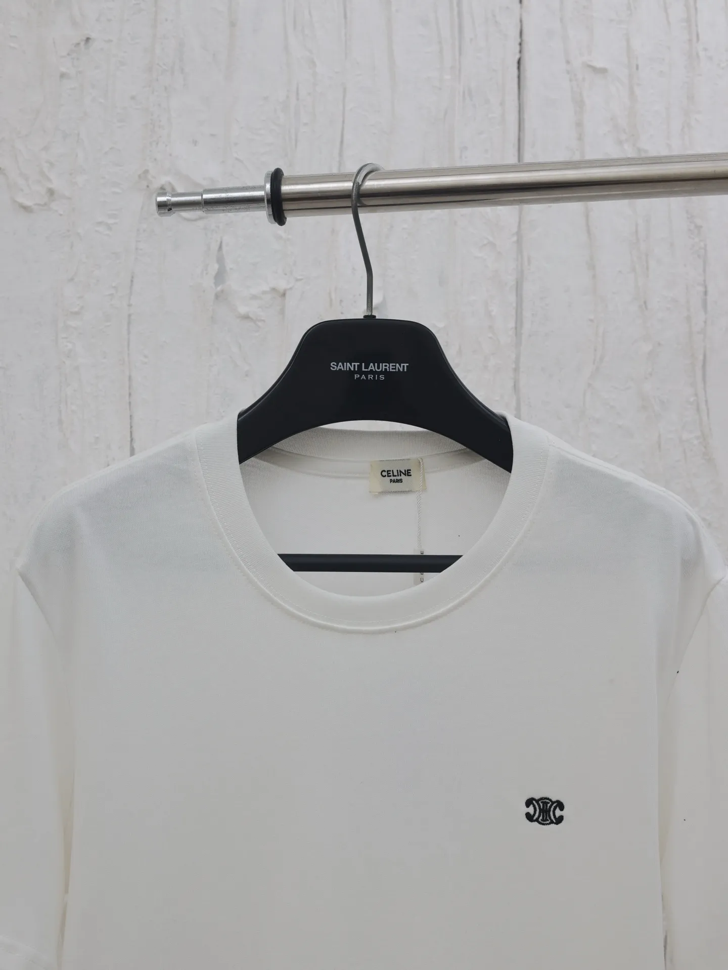 🅿️230 CELIN*/Celine 25SS spring and summer Arc de Triomphe embroidered short-sleeved fabric. The fabric is made of 40 double strands. It feels soft, comfortable and skin-friendly. Simple to the extreme, it is fashionable. The simplest classic white T-shirt is the most touching. The craftsmanship uses three-dimensional embroidery of the imported machine letters on the chest Logo. Exquisite workmanship and distinct layers. The fabrics have been washed and have a better hand texture. Not easy to deform, not easy to shrink, not easy to fade, and maintain long-term beauty. Size：S/M/L/XL