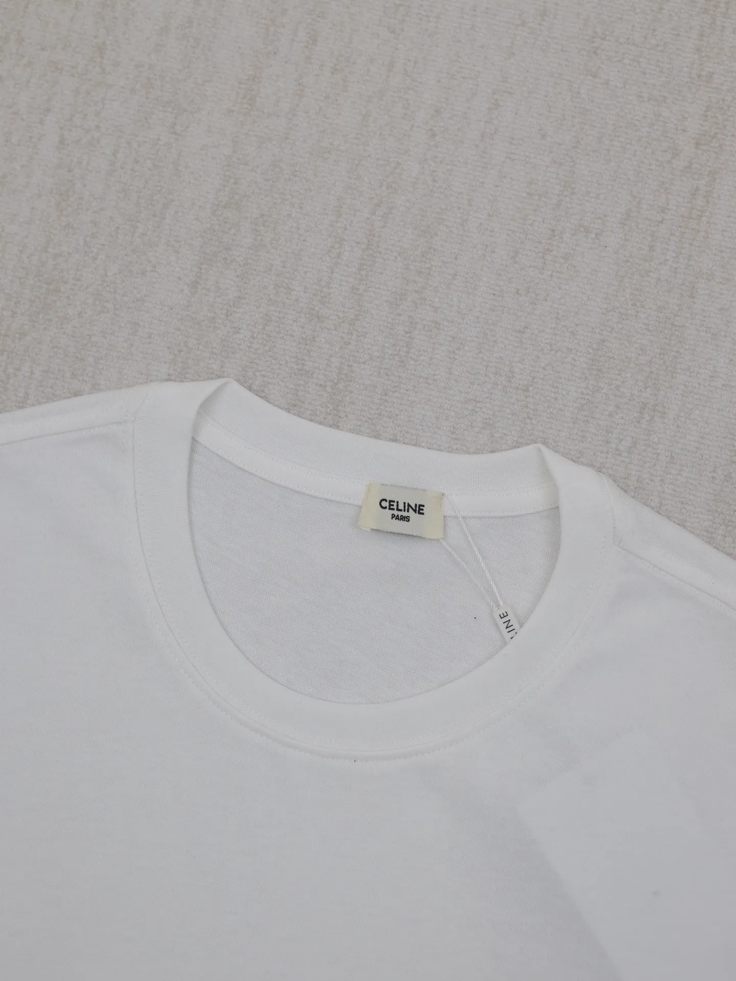 🅿️230 CELIN*/Celine 25SS spring and summer Arc de Triomphe embroidered short-sleeved fabric. The fabric is made of 40 double strands. It feels soft, comfortable and skin-friendly. Simple to the extreme, it is fashionable. The simplest classic white T-shirt is the most touching. The craftsmanship uses three-dimensional embroidery of the imported machine letters on the chest Logo. Exquisite workmanship and distinct layers. The fabrics have been washed and have a better hand texture. Not easy to deform, not easy to shrink, not easy to fade, and maintain long-term beauty. Size：S/M/L/XL