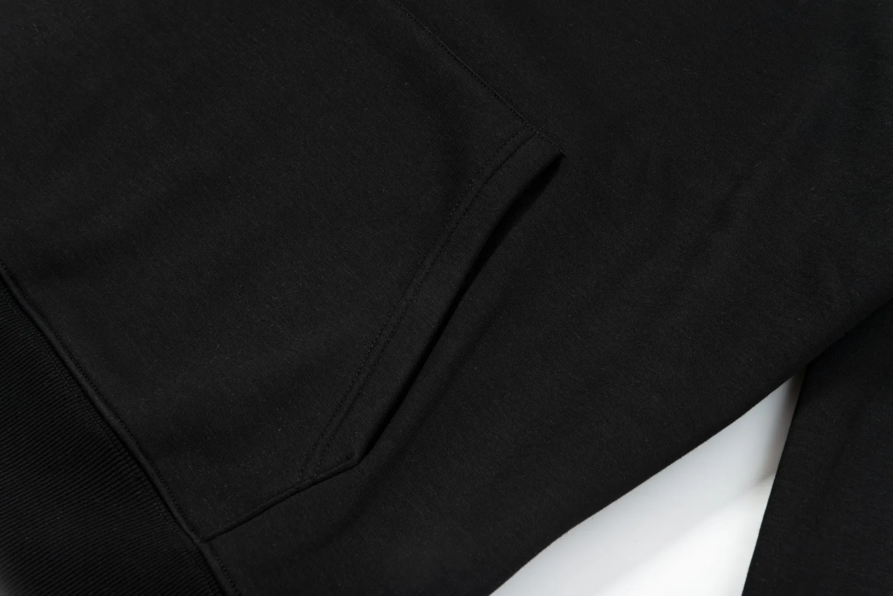🅿️340 CELINE autumn and winter velvet hooded sweatshirt. The fabric is comfortable and soft. Composite Austrian velvet, fine workmanship. It also brings the trend of special craftsmanship, custom dyeing, complete with three standards. Non-market ordinary version. Compare at will. Quality is absolutely guaranteed. Color: black, white, navy blue. Size: S M L XL [Style No. A3331]