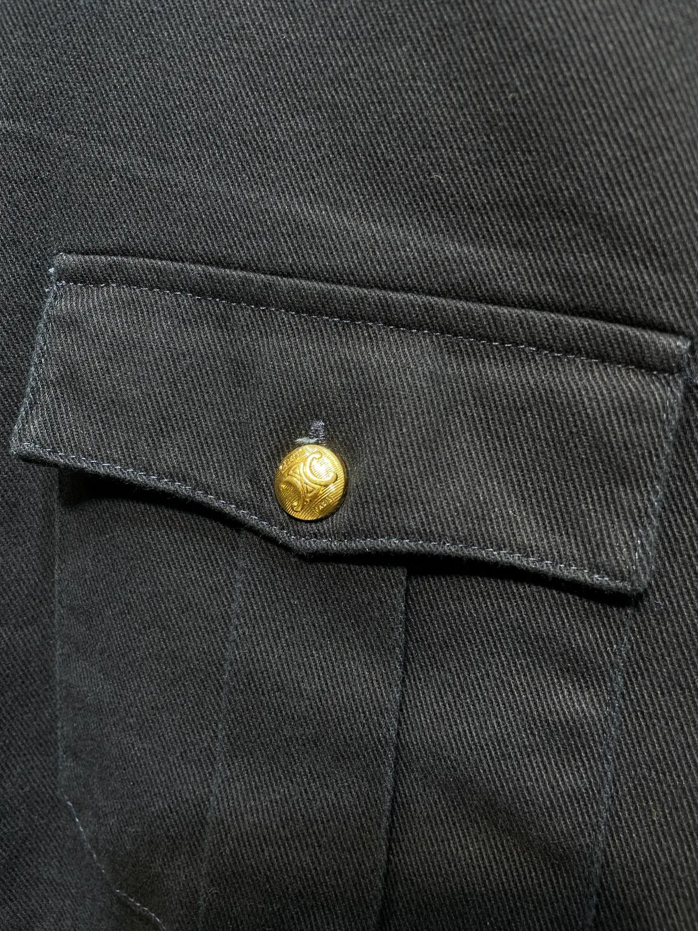 🅿️600 Celine 🌟[Top original order] Gilt shirt jacket, customized satin elegant fabric, full texture, natural luster, comfortable and close to the skin, deep blue, quiet and elegant, decorated with gold buttons, low-key luxury interpretation, the eye-catching Celine logo Velcro on the chest has become a distinct imprint of the brand identity. Every detail exudes unobtrusive nobility, golden embellishment, the soul of luxury Process 1: Use an imported machine to embroider the seal to fit the hemming process. Use advanced computer control systems and precision mechanical components to realize the Celine embroidery operation. Then manually apply Velcro to fully contact and bond the Velcro with the armband. Finally, use an imported machine to sew the hemming fabric along the embroidery seal (it is time-consuming, laborious and expensive, please see the real seal for details). Process 2: Template machine bag opening. The preset template guides the position, shape and size of the bag opening. Accuracy ensures the quality of the bag opening effect. Process 3: The fabrics have been fermented and washed. The hand feel and texture are better. Not easy to deform, not easy to shrink, not easy to fade, and maintain long-term beauty. Accessories: Customized 1:1 Celine embroidered label. Customized 1:1 Celine gilt hand-stitched button. Customized 1:1 Celine trademark. Version: Loose version. Size: 39 40 41 42