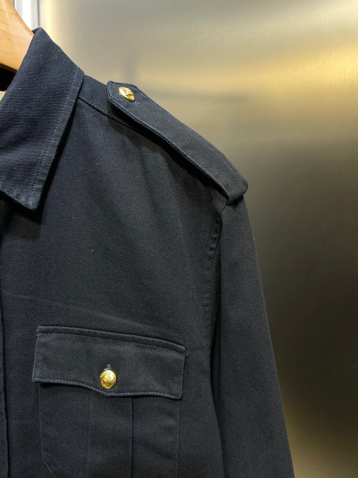🅿️600 Celine 🌟[Top original order] Gilt shirt jacket, customized satin elegant fabric, full texture, natural luster, comfortable and close to the skin, deep blue, quiet and elegant, decorated with gold buttons, low-key luxury interpretation, the eye-catching Celine logo Velcro on the chest has become a distinct imprint of the brand identity. Every detail exudes unobtrusive nobility, golden embellishment, the soul of luxury Process 1: Use an imported machine to embroider the seal to fit the hemming process. Use advanced computer control systems and precision mechanical components to realize the Celine embroidery operation. Then manually apply Velcro to fully contact and bond the Velcro with the armband. Finally, use an imported machine to sew the hemming fabric along the embroidery seal (it is time-consuming, laborious and expensive, please see the real seal for details). Process 2: Template machine bag opening. The preset template guides the position, shape and size of the bag opening. Accuracy ensures the quality of the bag opening effect. Process 3: The fabrics have been fermented and washed. The hand feel and texture are better. Not easy to deform, not easy to shrink, not easy to fade, and maintain long-term beauty. Accessories: Customized 1:1 Celine embroidered label. Customized 1:1 Celine gilt hand-stitched button. Customized 1:1 Celine trademark. Version: Loose version. Size: 39 40 41 42
