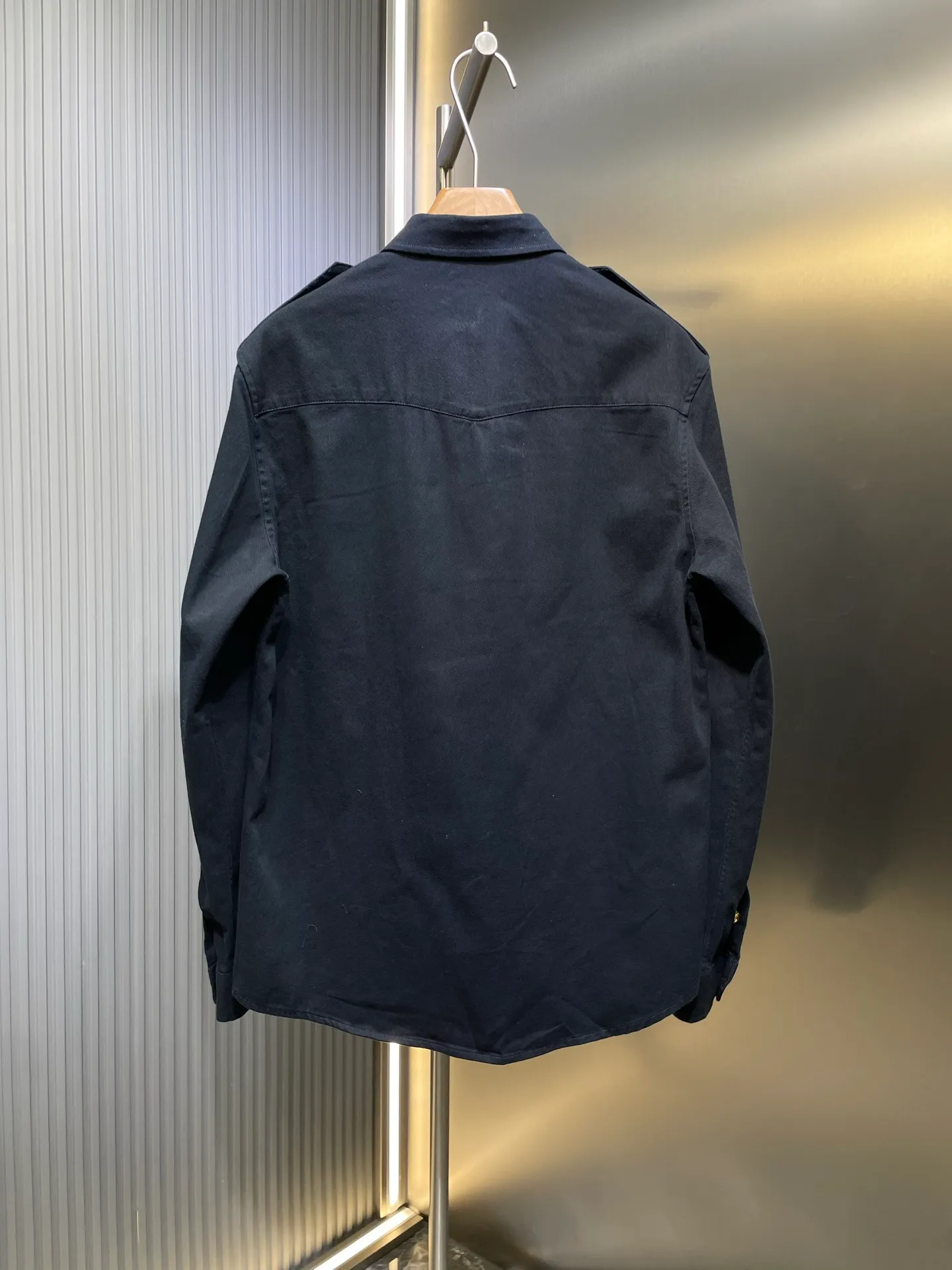 🅿️600 Celine 🌟[Top original order] Gilt shirt jacket, customized satin elegant fabric, full texture, natural luster, comfortable and close to the skin, deep blue, quiet and elegant, decorated with gold buttons, low-key luxury interpretation, the eye-catching Celine logo Velcro on the chest has become a distinct imprint of the brand identity. Every detail exudes unobtrusive nobility, golden embellishment, the soul of luxury Process 1: Use an imported machine to embroider the seal to fit the hemming process. Use advanced computer control systems and precision mechanical components to realize the Celine embroidery operation. Then manually apply Velcro to fully contact and bond the Velcro with the armband. Finally, use an imported machine to sew the hemming fabric along the embroidery seal (it is time-consuming, laborious and expensive, please see the real seal for details). Process 2: Template machine bag opening. The preset template guides the position, shape and size of the bag opening. Accuracy ensures the quality of the bag opening effect. Process 3: The fabrics have been fermented and washed. The hand feel and texture are better. Not easy to deform, not easy to shrink, not easy to fade, and maintain long-term beauty. Accessories: Customized 1:1 Celine embroidered label. Customized 1:1 Celine gilt hand-stitched button. Customized 1:1 Celine trademark. Version: Loose version. Size: 39 40 41 42
