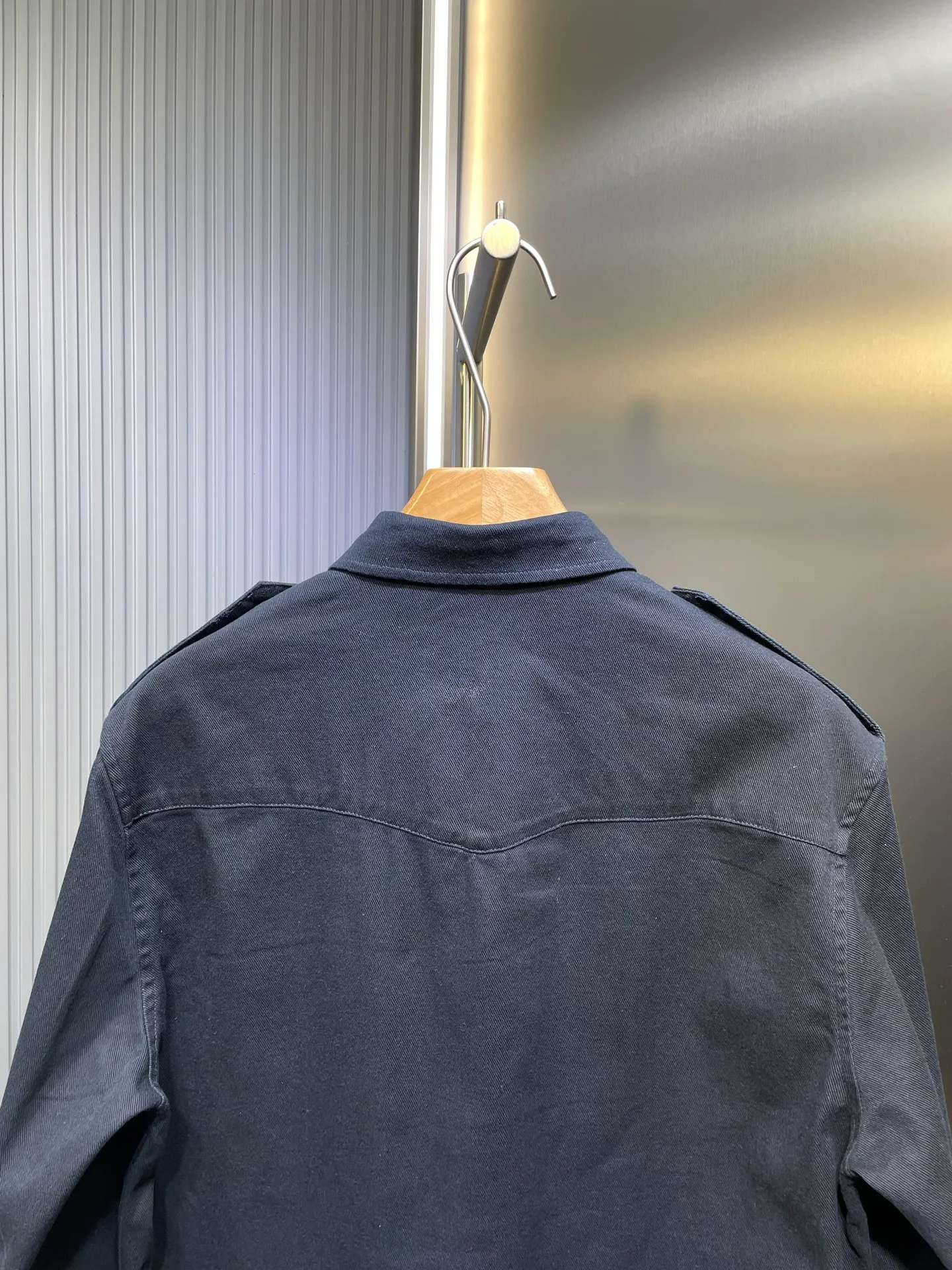 🅿️600 Celine 🌟[Top original order] Gilt shirt jacket, customized satin elegant fabric, full texture, natural luster, comfortable and close to the skin, deep blue, quiet and elegant, decorated with gold buttons, low-key luxury interpretation, the eye-catching Celine logo Velcro on the chest has become a distinct imprint of the brand identity. Every detail exudes unobtrusive nobility, golden embellishment, the soul of luxury Process 1: Use an imported machine to embroider the seal to fit the hemming process. Use advanced computer control systems and precision mechanical components to realize the Celine embroidery operation. Then manually apply Velcro to fully contact and bond the Velcro with the armband. Finally, use an imported machine to sew the hemming fabric along the embroidery seal (it is time-consuming, laborious and expensive, please see the real seal for details). Process 2: Template machine bag opening. The preset template guides the position, shape and size of the bag opening. Accuracy ensures the quality of the bag opening effect. Process 3: The fabrics have been fermented and washed. The hand feel and texture are better. Not easy to deform, not easy to shrink, not easy to fade, and maintain long-term beauty. Accessories: Customized 1:1 Celine embroidered label. Customized 1:1 Celine gilt hand-stitched button. Customized 1:1 Celine trademark. Version: Loose version. Size: 39 40 41 42