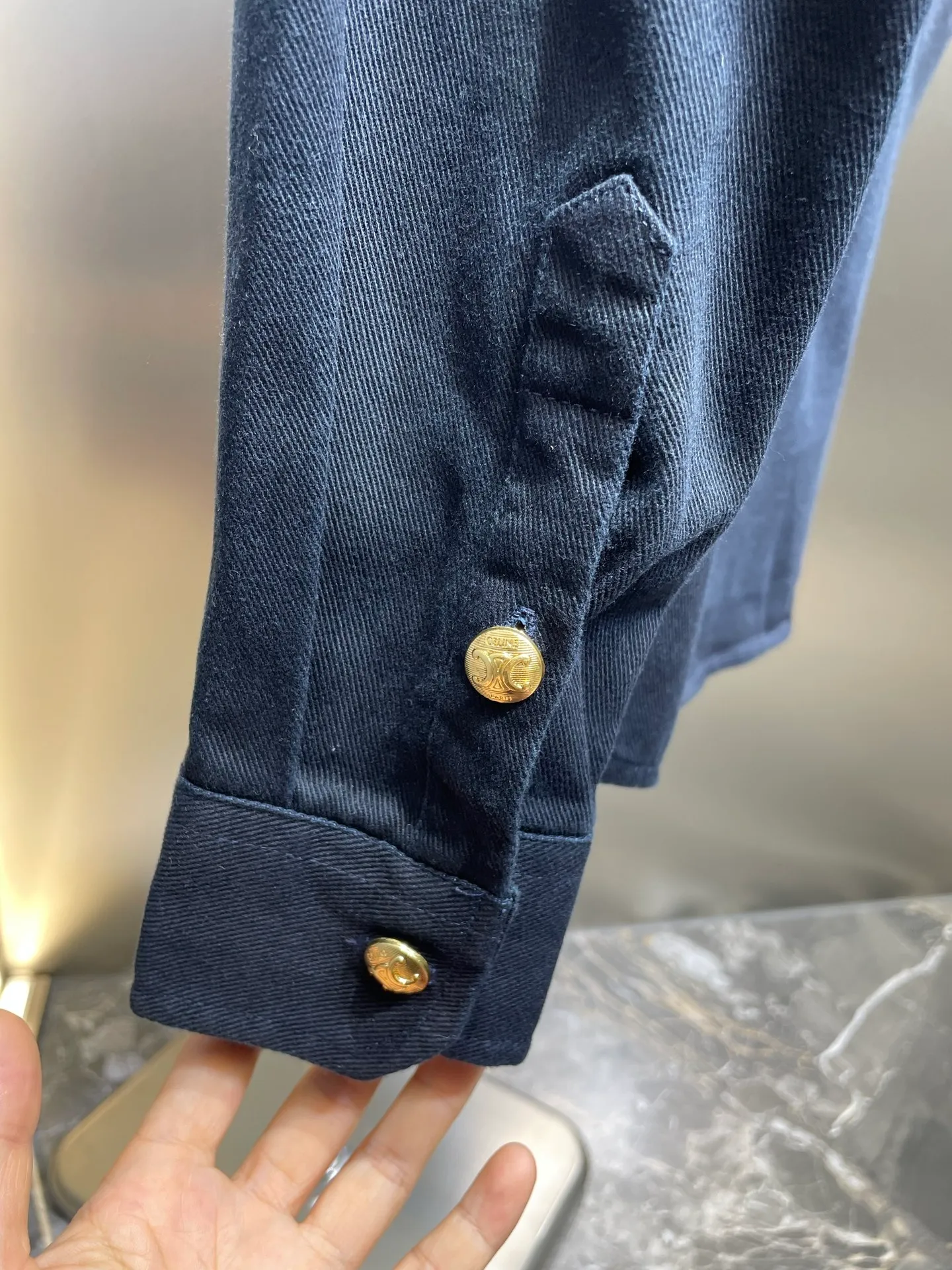 🅿️600 Celine 🌟[Top original order] Gilt shirt jacket, customized satin elegant fabric, full texture, natural luster, comfortable and close to the skin, deep blue, quiet and elegant, decorated with gold buttons, low-key luxury interpretation, the eye-catching Celine logo Velcro on the chest has become a distinct imprint of the brand identity. Every detail exudes unobtrusive nobility, golden embellishment, the soul of luxury Process 1: Use an imported machine to embroider the seal to fit the hemming process. Use advanced computer control systems and precision mechanical components to realize the Celine embroidery operation. Then manually apply Velcro to fully contact and bond the Velcro with the armband. Finally, use an imported machine to sew the hemming fabric along the embroidery seal (it is time-consuming, laborious and expensive, please see the real seal for details). Process 2: Template machine bag opening. The preset template guides the position, shape and size of the bag opening. Accuracy ensures the quality of the bag opening effect. Process 3: The fabrics have been fermented and washed. The hand feel and texture are better. Not easy to deform, not easy to shrink, not easy to fade, and maintain long-term beauty. Accessories: Customized 1:1 Celine embroidered label. Customized 1:1 Celine gilt hand-stitched button. Customized 1:1 Celine trademark. Version: Loose version. Size: 39 40 41 42