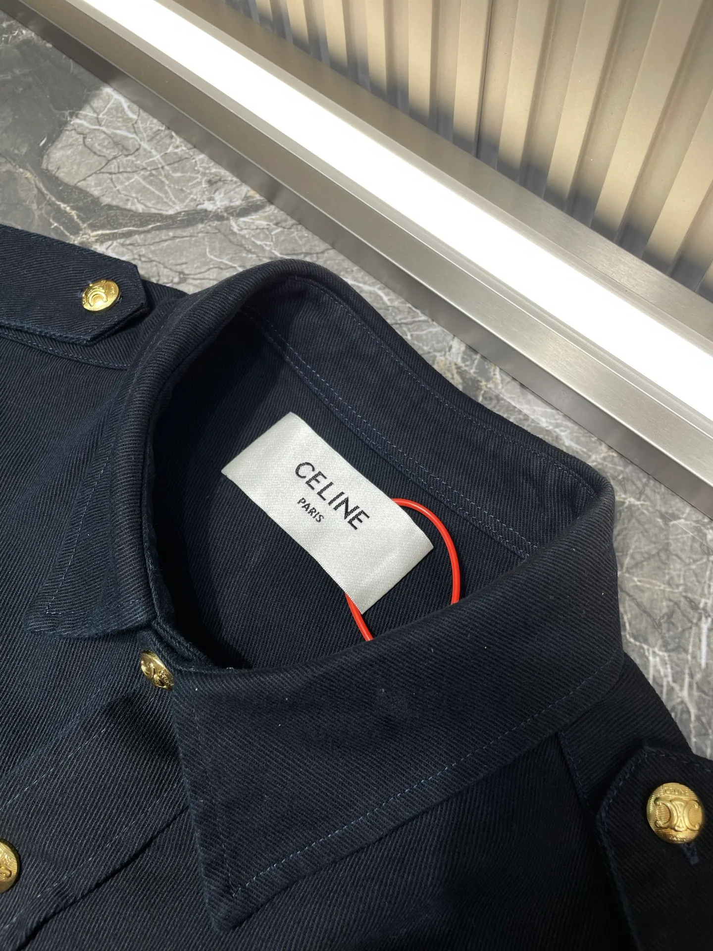 🅿️600 Celine 🌟[Top original order] Gilt shirt jacket, customized satin elegant fabric, full texture, natural luster, comfortable and close to the skin, deep blue, quiet and elegant, decorated with gold buttons, low-key luxury interpretation, the eye-catching Celine logo Velcro on the chest has become a distinct imprint of the brand identity. Every detail exudes unobtrusive nobility, golden embellishment, the soul of luxury Process 1: Use an imported machine to embroider the seal to fit the hemming process. Use advanced computer control systems and precision mechanical components to realize the Celine embroidery operation. Then manually apply Velcro to fully contact and bond the Velcro with the armband. Finally, use an imported machine to sew the hemming fabric along the embroidery seal (it is time-consuming, laborious and expensive, please see the real seal for details). Process 2: Template machine bag opening. The preset template guides the position, shape and size of the bag opening. Accuracy ensures the quality of the bag opening effect. Process 3: The fabrics have been fermented and washed. The hand feel and texture are better. Not easy to deform, not easy to shrink, not easy to fade, and maintain long-term beauty. Accessories: Customized 1:1 Celine embroidered label. Customized 1:1 Celine gilt hand-stitched button. Customized 1:1 Celine trademark. Version: Loose version. Size: 39 40 41 42