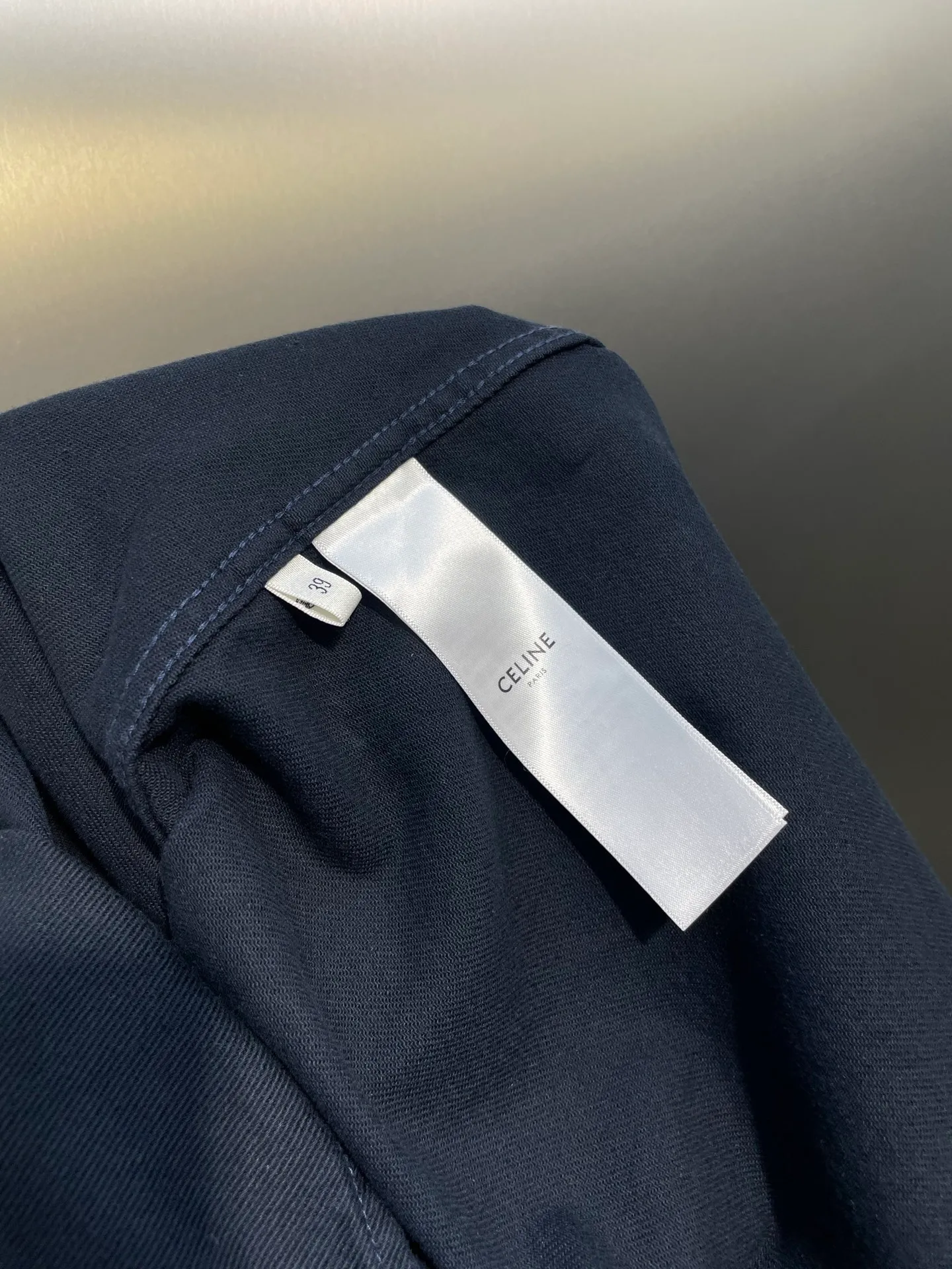 🅿️600 Celine 🌟[Top original order] Gilt shirt jacket, customized satin elegant fabric, full texture, natural luster, comfortable and close to the skin, deep blue, quiet and elegant, decorated with gold buttons, low-key luxury interpretation, the eye-catching Celine logo Velcro on the chest has become a distinct imprint of the brand identity. Every detail exudes unobtrusive nobility, golden embellishment, the soul of luxury Process 1: Use an imported machine to embroider the seal to fit the hemming process. Use advanced computer control systems and precision mechanical components to realize the Celine embroidery operation. Then manually apply Velcro to fully contact and bond the Velcro with the armband. Finally, use an imported machine to sew the hemming fabric along the embroidery seal (it is time-consuming, laborious and expensive, please see the real seal for details). Process 2: Template machine bag opening. The preset template guides the position, shape and size of the bag opening. Accuracy ensures the quality of the bag opening effect. Process 3: The fabrics have been fermented and washed. The hand feel and texture are better. Not easy to deform, not easy to shrink, not easy to fade, and maintain long-term beauty. Accessories: Customized 1:1 Celine embroidered label. Customized 1:1 Celine gilt hand-stitched button. Customized 1:1 Celine trademark. Version: Loose version. Size: 39 40 41 42