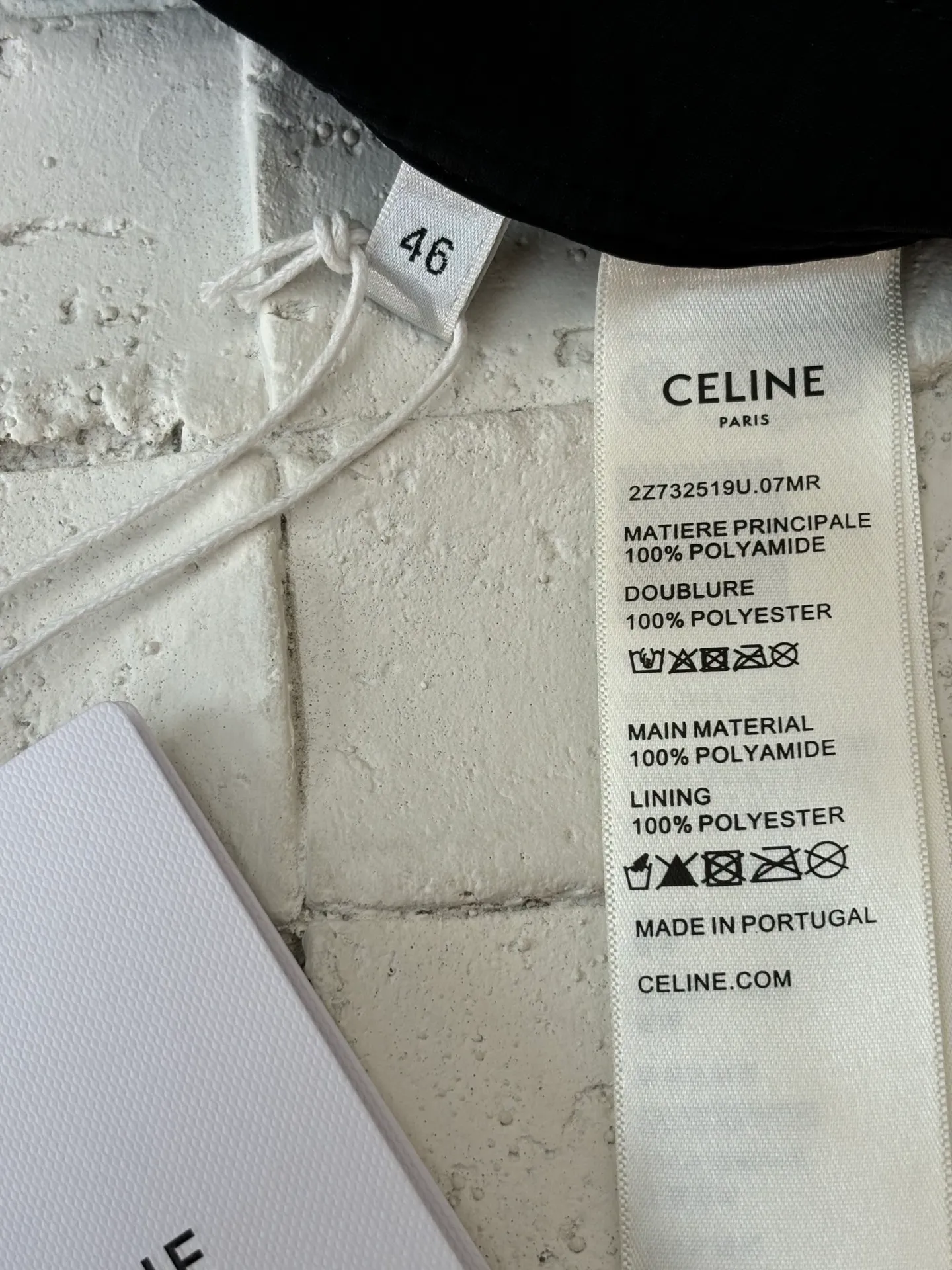 🅿️340 Celine*/Celine 25Ss new letter printed Bermuda shorts. The fabric is customized from nylon and has high elasticity and can quickly return to its original shape. This allows the nylon shorts to maintain comfort while also having better fit and mobility.  The offset printing process used on the hem uses screen printing technology. This technology engraves the pattern on the screen, and then presses the ink on the screen. The ink is pressed into the clothing fibers through pressure and extrusion to form the pattern. The brand LOGO is embellished with tones, the waist is equipped with an adjustable drawstring, and the metal hoop is engraved with CELINE PARIS Size: S/M/L/XL