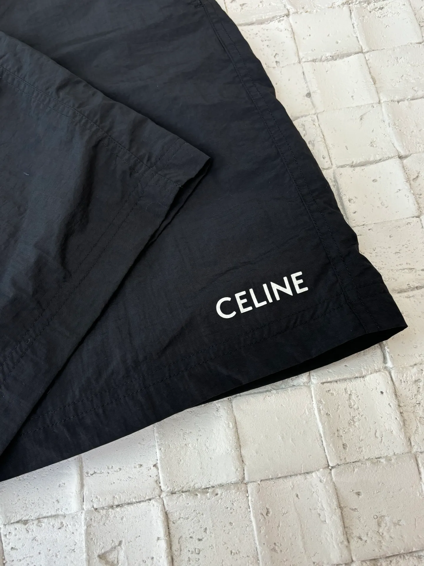 🅿️340 Celine*/Celine 25Ss new letter printed Bermuda shorts. The fabric is customized from nylon and has high elasticity and can quickly return to its original shape. This allows the nylon shorts to maintain comfort while also having better fit and mobility.  The offset printing process used on the hem uses screen printing technology. This technology engraves the pattern on the screen, and then presses the ink on the screen. The ink is pressed into the clothing fibers through pressure and extrusion to form the pattern. The brand LOGO is embellished with tones, the waist is equipped with an adjustable drawstring, and the metal hoop is engraved with CELINE PARIS Size: S/M/L/XL