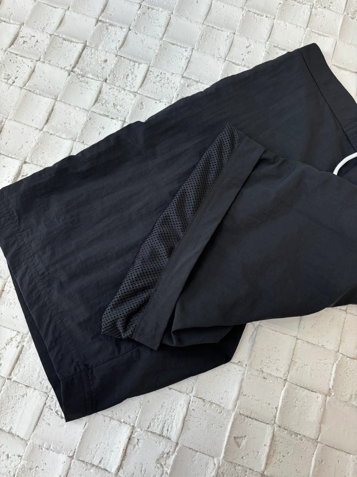🅿️340 Celine*/Celine 25Ss new letter printed Bermuda shorts. The fabric is customized from nylon and has high elasticity and can quickly return to its original shape. This allows the nylon shorts to maintain comfort while also having better fit and mobility.  The offset printing process used on the hem uses screen printing technology. This technology engraves the pattern on the screen, and then presses the ink on the screen. The ink is pressed into the clothing fibers through pressure and extrusion to form the pattern. The brand LOGO is embellished with tones, the waist is equipped with an adjustable drawstring, and the metal hoop is engraved with CELINE PARIS Size: S/M/L/XL