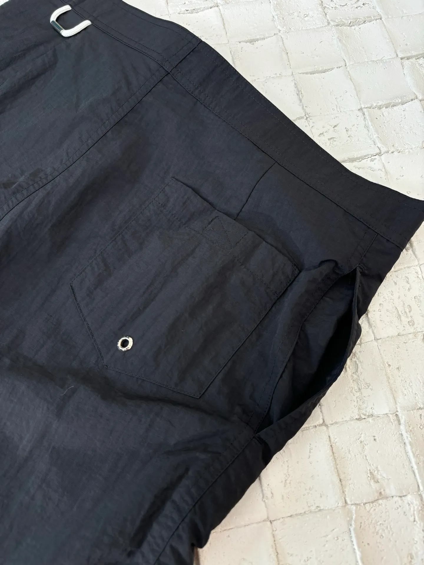 🅿️340 Celine*/Celine 25Ss new letter printed Bermuda shorts. The fabric is customized from nylon and has high elasticity and can quickly return to its original shape. This allows the nylon shorts to maintain comfort while also having better fit and mobility.  The offset printing process used on the hem uses screen printing technology. This technology engraves the pattern on the screen, and then presses the ink on the screen. The ink is pressed into the clothing fibers through pressure and extrusion to form the pattern. The brand LOGO is embellished with tones, the waist is equipped with an adjustable drawstring, and the metal hoop is engraved with CELINE PARIS Size: S/M/L/XL