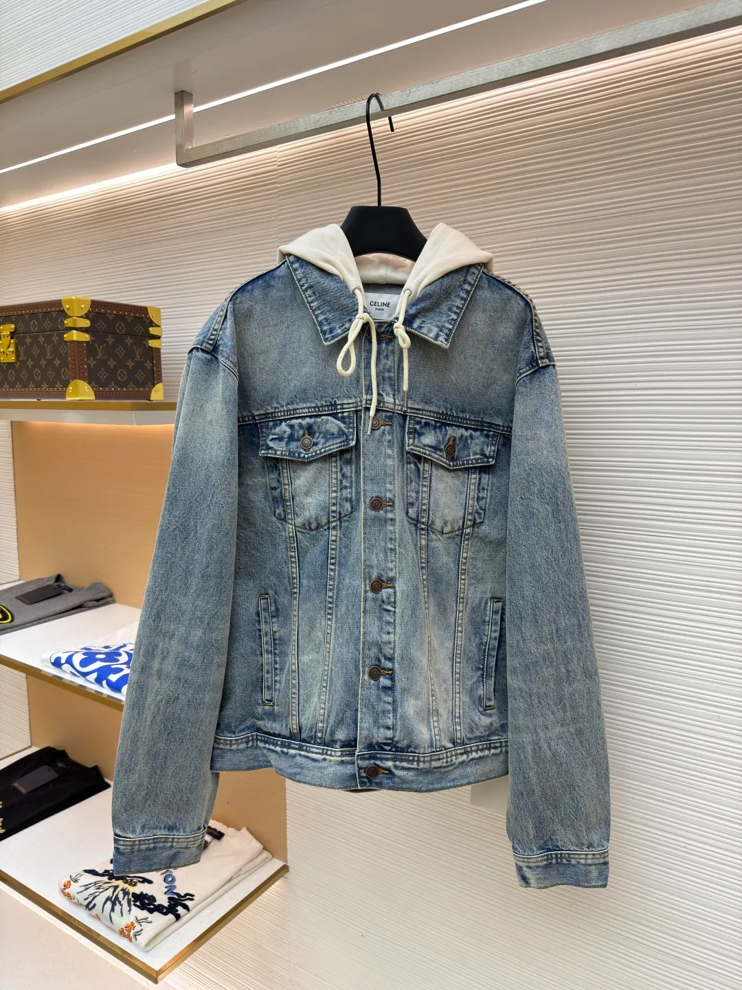 Celine hooded denim jacket ●Original version: Purchased and developed for 14500 ●Item number: 1682202-B40 ●Material: denim fabric ●Technology: Made with pure handmade high-elastic offset printing technology ●Color: blue and white ●Type: fitted version ●Weight: about 1195 grams ●Size: S-M-L-XL ●Description: Customized high-density cotton twill denim fabric, full of texture, comfortable and close to the skin, with classic light blue denim background Innate freedom and spontaneity. The front panel is simple and neat in the clean fit style. The Celine mark is on the hood. It is not noisy but has its own sound. The original charm of the denim jacket is outlined with clean and neat lines. It has the charm of simplicity and the charm of versatility. The whole piece of clothing is washed with medium filtration and uses a special solution to remove stains and slight fading. Then it is washed with snowflakes. The color is faded through strong washing methods to make the color more uniform. The workmanship is complex and pure manual high-elastic offset printing technology. Every coloring and every pressing has been repeatedly pulled. It still maintains the original shape and color during washing and other processes. It can better reflect the craftsman's exquisite skills and control of details. The whole piece of clothing is stitched using an embedded clamp machine. The embedded clamp machine can control the distance between the double needles by changing the needle position. Achieve seamless splicing, smooth and tidy. The overall wiring is straight and delicate, the fabric is comfortable and soft, and the color is consistent without color difference. It can be matched with the same style to create a fashionable look and control various occasions. Customized accessories, complete with three standards, same style for men and women!