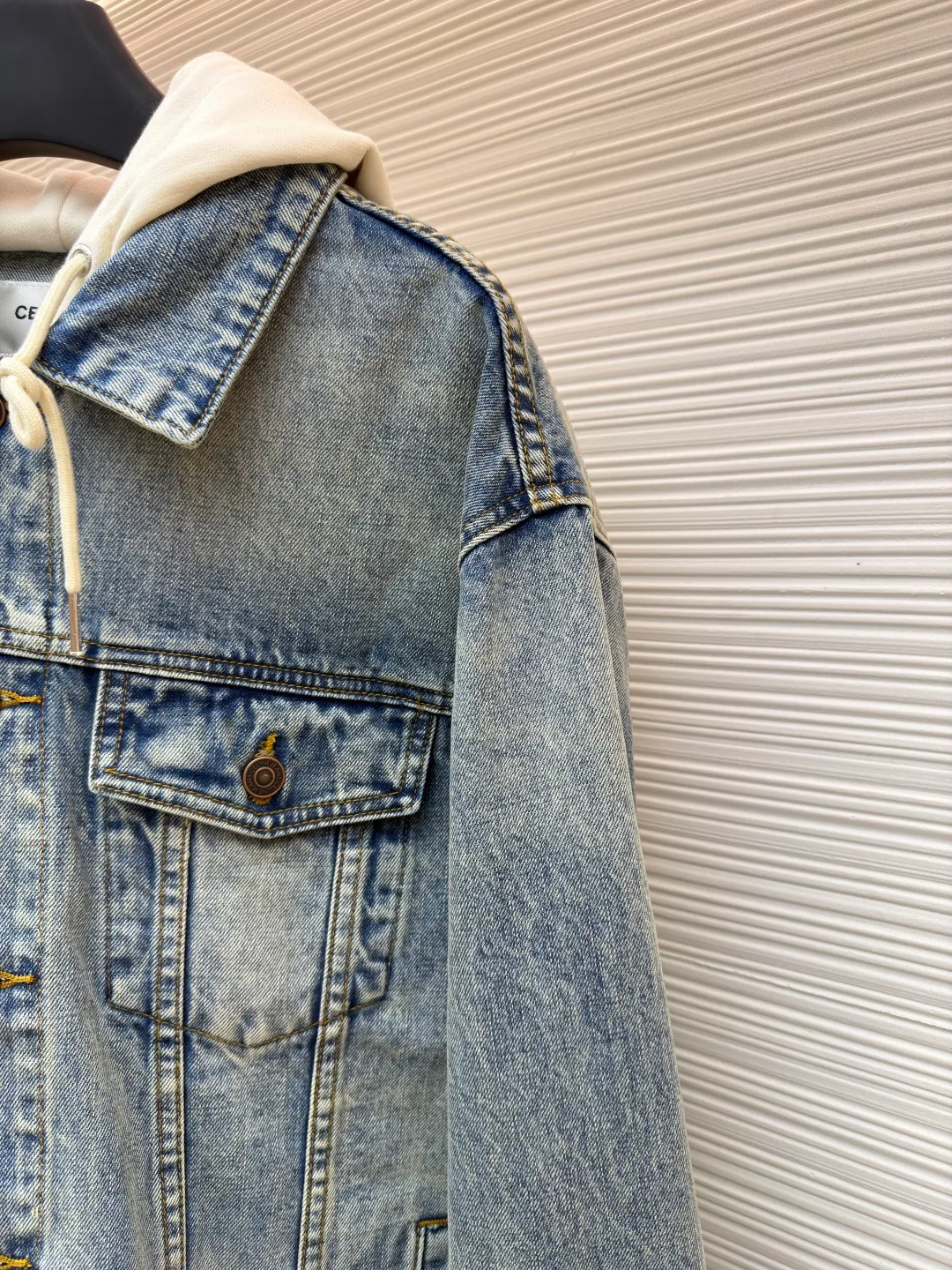 Celine hooded denim jacket ●Original version: Purchased and developed for 14500 ●Item number: 1682202-B40 ●Material: denim fabric ●Technology: Made with pure handmade high-elastic offset printing technology ●Color: blue and white ●Type: fitted version ●Weight: about 1195 grams ●Size: S-M-L-XL ●Description: Customized high-density cotton twill denim fabric, full of texture, comfortable and close to the skin, with classic light blue denim background Innate freedom and spontaneity. The front panel is simple and neat in the clean fit style. The Celine mark is on the hood. It is not noisy but has its own sound. The original charm of the denim jacket is outlined with clean and neat lines. It has the charm of simplicity and the charm of versatility. The whole piece of clothing is washed with medium filtration and uses a special solution to remove stains and slight fading. Then it is washed with snowflakes. The color is faded through strong washing methods to make the color more uniform. The workmanship is complex and pure manual high-elastic offset printing technology. Every coloring and every pressing has been repeatedly pulled. It still maintains the original shape and color during washing and other processes. It can better reflect the craftsman's exquisite skills and control of details. The whole piece of clothing is stitched using an embedded clamp machine. The embedded clamp machine can control the distance between the double needles by changing the needle position. Achieve seamless splicing, smooth and tidy. The overall wiring is straight and delicate, the fabric is comfortable and soft, and the color is consistent without color difference. It can be matched with the same style to create a fashionable look and control various occasions. Customized accessories, complete with three standards, same style for men and women!