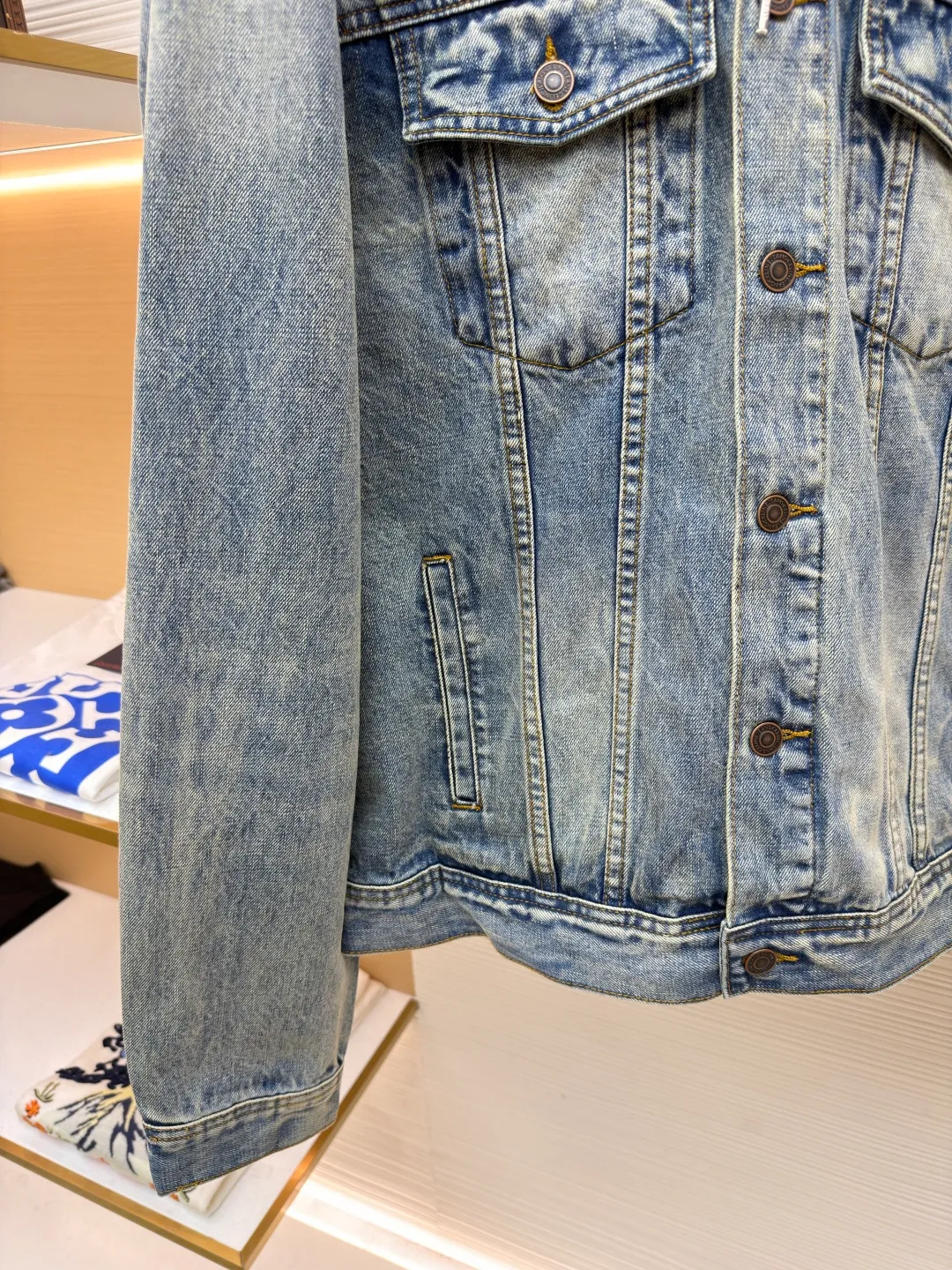 Celine hooded denim jacket ●Original version: Purchased and developed for 14500 ●Item number: 1682202-B40 ●Material: denim fabric ●Technology: Made with pure handmade high-elastic offset printing technology ●Color: blue and white ●Type: fitted version ●Weight: about 1195 grams ●Size: S-M-L-XL ●Description: Customized high-density cotton twill denim fabric, full of texture, comfortable and close to the skin, with classic light blue denim background Innate freedom and spontaneity. The front panel is simple and neat in the clean fit style. The Celine mark is on the hood. It is not noisy but has its own sound. The original charm of the denim jacket is outlined with clean and neat lines. It has the charm of simplicity and the charm of versatility. The whole piece of clothing is washed with medium filtration and uses a special solution to remove stains and slight fading. Then it is washed with snowflakes. The color is faded through strong washing methods to make the color more uniform. The workmanship is complex and pure manual high-elastic offset printing technology. Every coloring and every pressing has been repeatedly pulled. It still maintains the original shape and color during washing and other processes. It can better reflect the craftsman's exquisite skills and control of details. The whole piece of clothing is stitched using an embedded clamp machine. The embedded clamp machine can control the distance between the double needles by changing the needle position. Achieve seamless splicing, smooth and tidy. The overall wiring is straight and delicate, the fabric is comfortable and soft, and the color is consistent without color difference. It can be matched with the same style to create a fashionable look and control various occasions. Customized accessories, complete with three standards, same style for men and women!