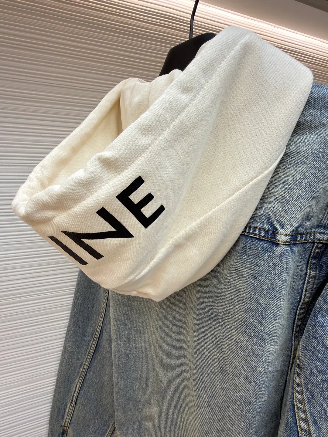 Celine hooded denim jacket ●Original version: Purchased and developed for 14500 ●Item number: 1682202-B40 ●Material: denim fabric ●Technology: Made with pure handmade high-elastic offset printing technology ●Color: blue and white ●Type: fitted version ●Weight: about 1195 grams ●Size: S-M-L-XL ●Description: Customized high-density cotton twill denim fabric, full of texture, comfortable and close to the skin, with classic light blue denim background Innate freedom and spontaneity. The front panel is simple and neat in the clean fit style. The Celine mark is on the hood. It is not noisy but has its own sound. The original charm of the denim jacket is outlined with clean and neat lines. It has the charm of simplicity and the charm of versatility. The whole piece of clothing is washed with medium filtration and uses a special solution to remove stains and slight fading. Then it is washed with snowflakes. The color is faded through strong washing methods to make the color more uniform. The workmanship is complex and pure manual high-elastic offset printing technology. Every coloring and every pressing has been repeatedly pulled. It still maintains the original shape and color during washing and other processes. It can better reflect the craftsman's exquisite skills and control of details. The whole piece of clothing is stitched using an embedded clamp machine. The embedded clamp machine can control the distance between the double needles by changing the needle position. Achieve seamless splicing, smooth and tidy. The overall wiring is straight and delicate, the fabric is comfortable and soft, and the color is consistent without color difference. It can be matched with the same style to create a fashionable look and control various occasions. Customized accessories, complete with three standards, same style for men and women!