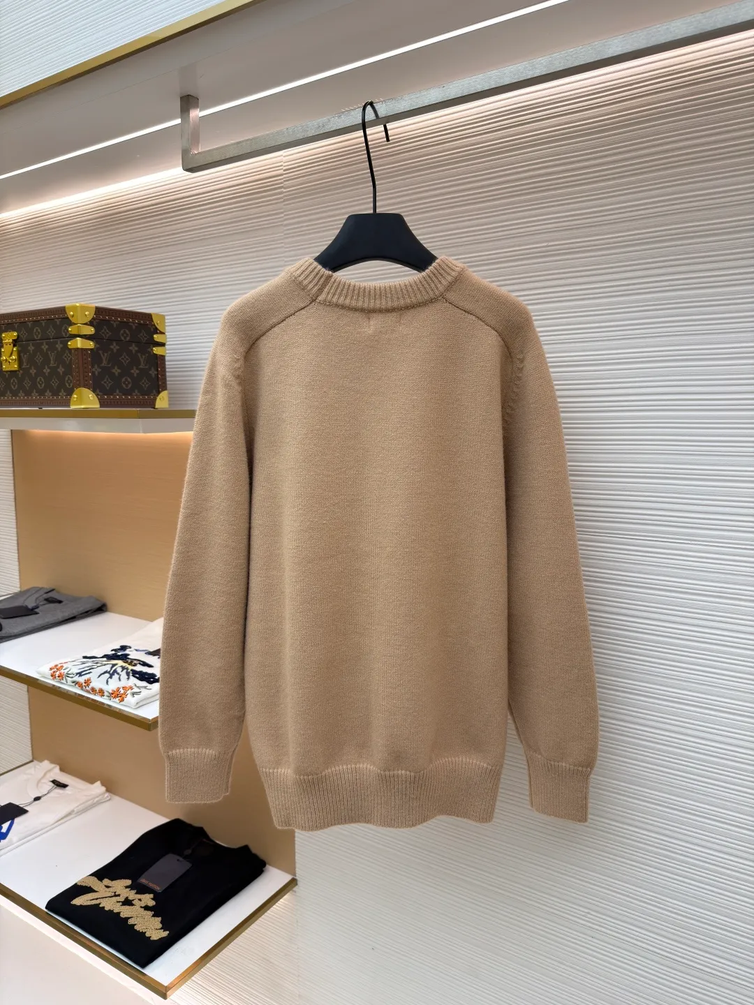 Celine Arc de Triomphe embroidered logo sweater ●Original version: Purchased and developed for 9900 ●Item number: 1681302-A45 ●Fabric: wool blended fabric ●Technology: 3D embroidery production ●Color: Khaki ●Version: Fitted version ●Weight: about 650 grams ●Size: S-M-L-XL ●Description: Made of 35% wool, 15% cashmere, 50% cotton yarn. This fabric is soft and has a three-dimensional shape that won't change shape after being worn for a long time. The embroidery uses 3D three-dimensional embroidery, and the chest is embellished with the Arc de Triomphe embroidered logo. This style is machine-knitted with 7 needles, and the high-density thick stitching ensures warmth. Later process: washing and color fixation - fixed version - wool impurities. The overall wiring is straight and delicate, the fabric is comfortable and soft, and the color is consistent without color difference. It can be matched with the same style to create a fashionable look and control various occasions. Customized accessories, complete with three standards, same style for men and women!
