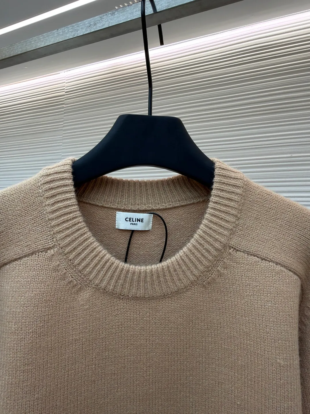 Celine Arc de Triomphe embroidered logo sweater ●Original version: Purchased and developed for 9900 ●Item number: 1681302-A45 ●Fabric: wool blended fabric ●Technology: 3D embroidery production ●Color: Khaki ●Version: Fitted version ●Weight: about 650 grams ●Size: S-M-L-XL ●Description: Made of 35% wool, 15% cashmere, 50% cotton yarn. This fabric is soft and has a three-dimensional shape that won't change shape after being worn for a long time. The embroidery uses 3D three-dimensional embroidery, and the chest is embellished with the Arc de Triomphe embroidered logo. This style is machine-knitted with 7 needles, and the high-density thick stitching ensures warmth. Later process: washing and color fixation - fixed version - wool impurities. The overall wiring is straight and delicate, the fabric is comfortable and soft, and the color is consistent without color difference. It can be matched with the same style to create a fashionable look and control various occasions. Customized accessories, complete with three standards, same style for men and women!