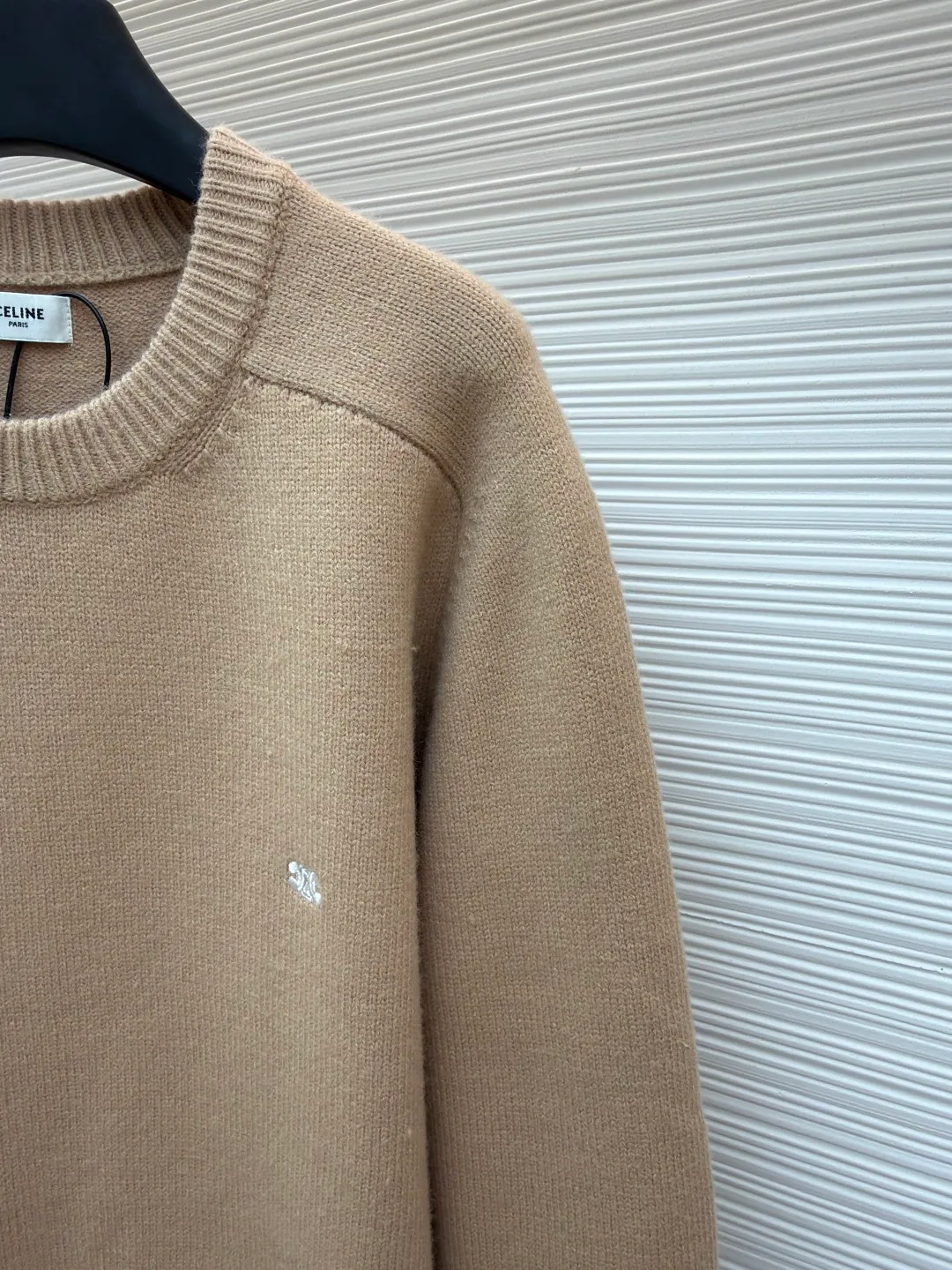 Celine Arc de Triomphe embroidered logo sweater ●Original version: Purchased and developed for 9900 ●Item number: 1681302-A45 ●Fabric: wool blended fabric ●Technology: 3D embroidery production ●Color: Khaki ●Version: Fitted version ●Weight: about 650 grams ●Size: S-M-L-XL ●Description: Made of 35% wool, 15% cashmere, 50% cotton yarn. This fabric is soft and has a three-dimensional shape that won't change shape after being worn for a long time. The embroidery uses 3D three-dimensional embroidery, and the chest is embellished with the Arc de Triomphe embroidered logo. This style is machine-knitted with 7 needles, and the high-density thick stitching ensures warmth. Later process: washing and color fixation - fixed version - wool impurities. The overall wiring is straight and delicate, the fabric is comfortable and soft, and the color is consistent without color difference. It can be matched with the same style to create a fashionable look and control various occasions. Customized accessories, complete with three standards, same style for men and women!
