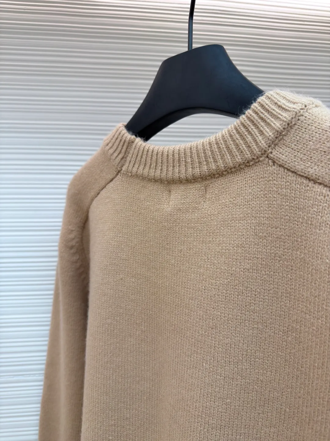 Celine Arc de Triomphe embroidered logo sweater ●Original version: Purchased and developed for 9900 ●Item number: 1681302-A45 ●Fabric: wool blended fabric ●Technology: 3D embroidery production ●Color: Khaki ●Version: Fitted version ●Weight: about 650 grams ●Size: S-M-L-XL ●Description: Made of 35% wool, 15% cashmere, 50% cotton yarn. This fabric is soft and has a three-dimensional shape that won't change shape after being worn for a long time. The embroidery uses 3D three-dimensional embroidery, and the chest is embellished with the Arc de Triomphe embroidered logo. This style is machine-knitted with 7 needles, and the high-density thick stitching ensures warmth. Later process: washing and color fixation - fixed version - wool impurities. The overall wiring is straight and delicate, the fabric is comfortable and soft, and the color is consistent without color difference. It can be matched with the same style to create a fashionable look and control various occasions. Customized accessories, complete with three standards, same style for men and women!
