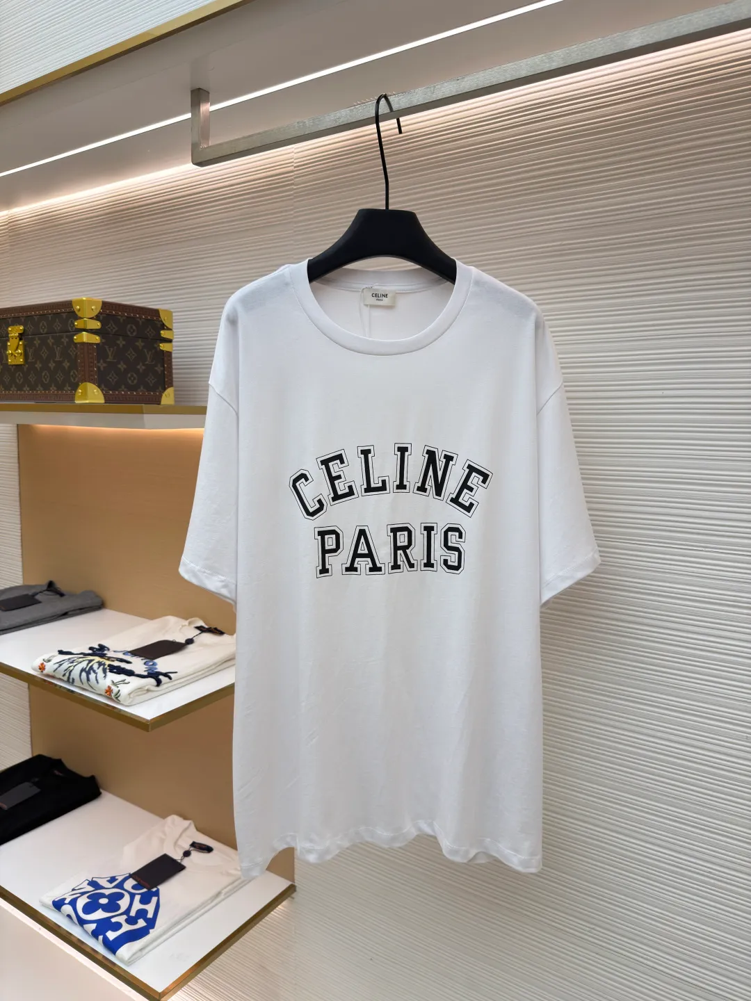 Celine Paris printed short sleeves ●Original version: Purchased and developed for 5100 ●Item No.: 1682351-X90 ●Fabric: Liquid Nitrogen Yayun plain weave fabric ●Technology: Glue printing production ●Color: White ●Version: Fitted version ●Weight: about 270 grams ●Size: S-M-L-XL ●Description: Customized Liquid Nitrogen Yayun plain weave fabric, soft to the touch, comfortable and close to the skin, based on Klein blue, dynamic and energetic, fresh and elegant The iconic CELINE PARIS print is embellished on the chest, making it highly recognizable and showing a luxurious texture in a low-key manner. It uses minimalism to define timeless fashion. Glue printing is used. The chest printing is modified by the film screen three times. The glue liquid paint is used to print the pattern on the fabric. The fabric is baked to fix the printed pattern. The fabrics have been washed to give them a better feel and texture. They are not easy to deform, shrink or fade, and maintain their long-lasting beauty. The overall wiring is straight and delicate, the fabric is comfortable and soft, and the color is consistent without color difference. It can be matched with the same style to create a fashionable look and control various occasions. Customized accessories, complete with three standards, same style for men and women!