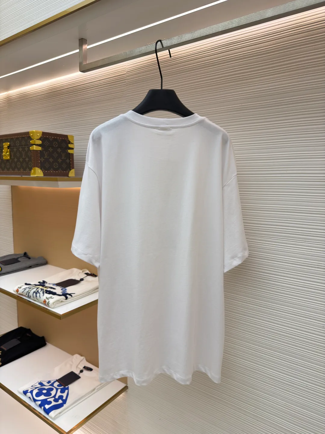 Celine Paris printed short sleeves ●Original version: Purchased and developed for 5100 ●Item No.: 1682351-X90 ●Fabric: Liquid Nitrogen Yayun plain weave fabric ●Technology: Glue printing production ●Color: White ●Version: Fitted version ●Weight: about 270 grams ●Size: S-M-L-XL ●Description: Customized Liquid Nitrogen Yayun plain weave fabric, soft to the touch, comfortable and close to the skin, based on Klein blue, dynamic and energetic, fresh and elegant The iconic CELINE PARIS print is embellished on the chest, making it highly recognizable and showing a luxurious texture in a low-key manner. It uses minimalism to define timeless fashion. Glue printing is used. The chest printing is modified by the film screen three times. The glue liquid paint is used to print the pattern on the fabric. The fabric is baked to fix the printed pattern. The fabrics have been washed to give them a better feel and texture. They are not easy to deform, shrink or fade, and maintain their long-lasting beauty. The overall wiring is straight and delicate, the fabric is comfortable and soft, and the color is consistent without color difference. It can be matched with the same style to create a fashionable look and control various occasions. Customized accessories, complete with three standards, same style for men and women!