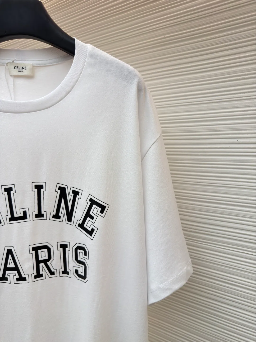 Celine Paris printed short sleeves ●Original version: Purchased and developed for 5100 ●Item No.: 1682351-X90 ●Fabric: Liquid Nitrogen Yayun plain weave fabric ●Technology: Glue printing production ●Color: White ●Version: Fitted version ●Weight: about 270 grams ●Size: S-M-L-XL ●Description: Customized Liquid Nitrogen Yayun plain weave fabric, soft to the touch, comfortable and close to the skin, based on Klein blue, dynamic and energetic, fresh and elegant The iconic CELINE PARIS print is embellished on the chest, making it highly recognizable and showing a luxurious texture in a low-key manner. It uses minimalism to define timeless fashion. Glue printing is used. The chest printing is modified by the film screen three times. The glue liquid paint is used to print the pattern on the fabric. The fabric is baked to fix the printed pattern. The fabrics have been washed to give them a better feel and texture. They are not easy to deform, shrink or fade, and maintain their long-lasting beauty. The overall wiring is straight and delicate, the fabric is comfortable and soft, and the color is consistent without color difference. It can be matched with the same style to create a fashionable look and control various occasions. Customized accessories, complete with three standards, same style for men and women!