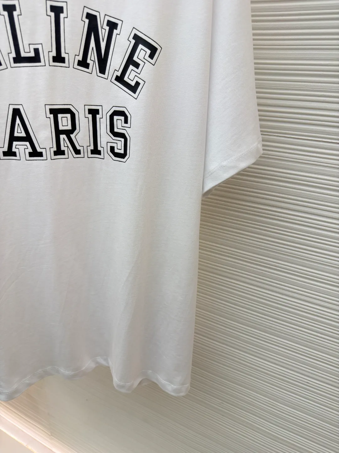 Celine Paris printed short sleeves ●Original version: Purchased and developed for 5100 ●Item No.: 1682351-X90 ●Fabric: Liquid Nitrogen Yayun plain weave fabric ●Technology: Glue printing production ●Color: White ●Version: Fitted version ●Weight: about 270 grams ●Size: S-M-L-XL ●Description: Customized Liquid Nitrogen Yayun plain weave fabric, soft to the touch, comfortable and close to the skin, based on Klein blue, dynamic and energetic, fresh and elegant The iconic CELINE PARIS print is embellished on the chest, making it highly recognizable and showing a luxurious texture in a low-key manner. It uses minimalism to define timeless fashion. Glue printing is used. The chest printing is modified by the film screen three times. The glue liquid paint is used to print the pattern on the fabric. The fabric is baked to fix the printed pattern. The fabrics have been washed to give them a better feel and texture. They are not easy to deform, shrink or fade, and maintain their long-lasting beauty. The overall wiring is straight and delicate, the fabric is comfortable and soft, and the color is consistent without color difference. It can be matched with the same style to create a fashionable look and control various occasions. Customized accessories, complete with three standards, same style for men and women!
