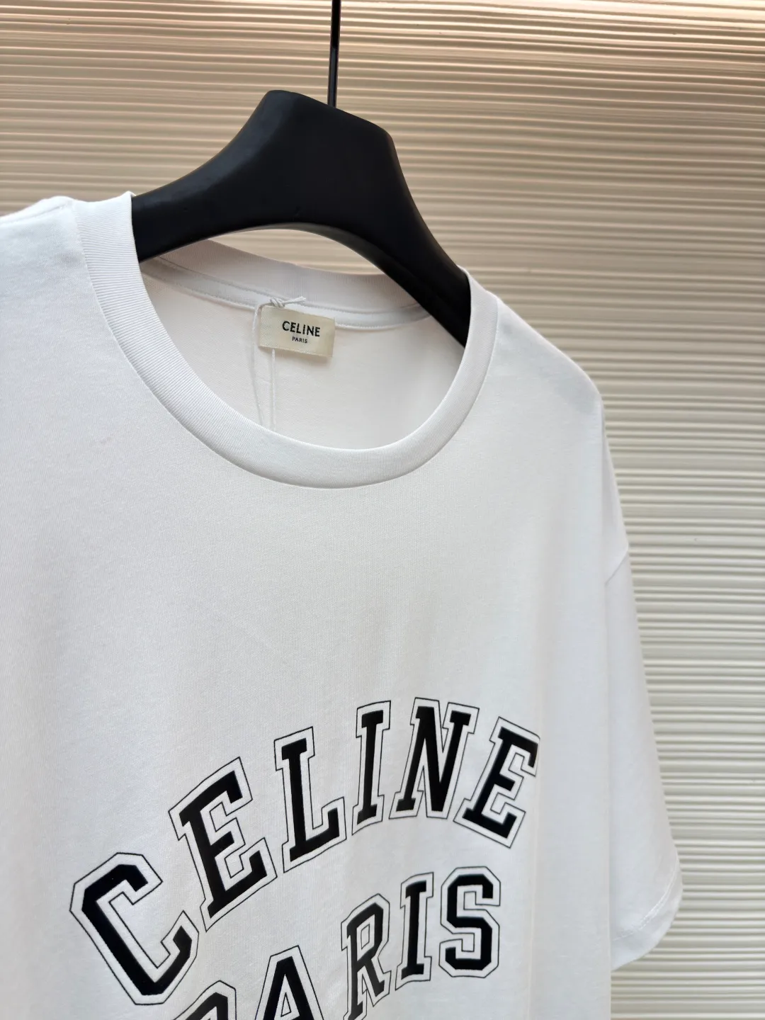 Celine Paris printed short sleeves ●Original version: Purchased and developed for 5100 ●Item No.: 1682351-X90 ●Fabric: Liquid Nitrogen Yayun plain weave fabric ●Technology: Glue printing production ●Color: White ●Version: Fitted version ●Weight: about 270 grams ●Size: S-M-L-XL ●Description: Customized Liquid Nitrogen Yayun plain weave fabric, soft to the touch, comfortable and close to the skin, based on Klein blue, dynamic and energetic, fresh and elegant The iconic CELINE PARIS print is embellished on the chest, making it highly recognizable and showing a luxurious texture in a low-key manner. It uses minimalism to define timeless fashion. Glue printing is used. The chest printing is modified by the film screen three times. The glue liquid paint is used to print the pattern on the fabric. The fabric is baked to fix the printed pattern. The fabrics have been washed to give them a better feel and texture. They are not easy to deform, shrink or fade, and maintain their long-lasting beauty. The overall wiring is straight and delicate, the fabric is comfortable and soft, and the color is consistent without color difference. It can be matched with the same style to create a fashionable look and control various occasions. Customized accessories, complete with three standards, same style for men and women!