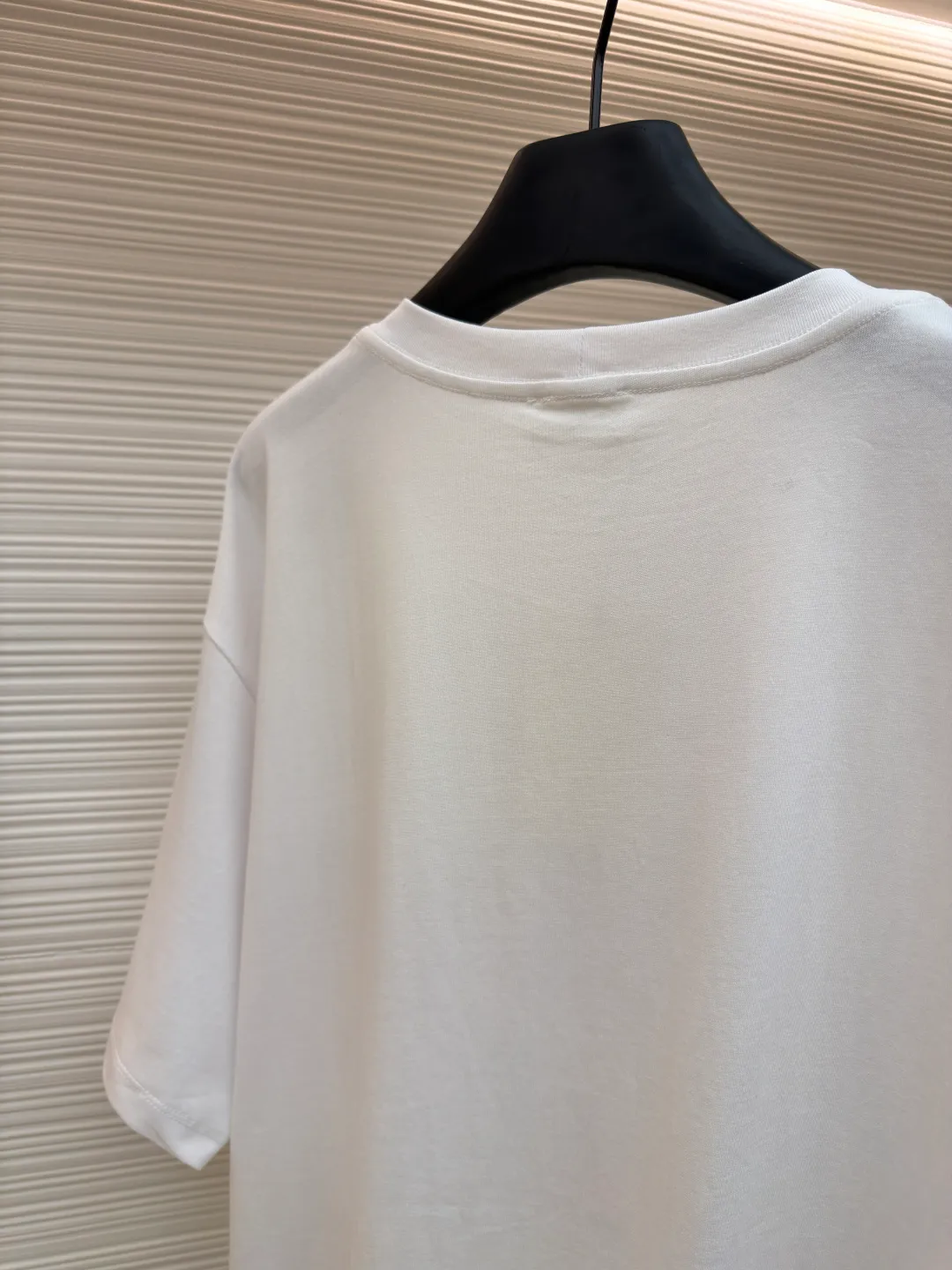 Celine Paris printed short sleeves ●Original version: Purchased and developed for 5100 ●Item No.: 1682351-X90 ●Fabric: Liquid Nitrogen Yayun plain weave fabric ●Technology: Glue printing production ●Color: White ●Version: Fitted version ●Weight: about 270 grams ●Size: S-M-L-XL ●Description: Customized Liquid Nitrogen Yayun plain weave fabric, soft to the touch, comfortable and close to the skin, based on Klein blue, dynamic and energetic, fresh and elegant The iconic CELINE PARIS print is embellished on the chest, making it highly recognizable and showing a luxurious texture in a low-key manner. It uses minimalism to define timeless fashion. Glue printing is used. The chest printing is modified by the film screen three times. The glue liquid paint is used to print the pattern on the fabric. The fabric is baked to fix the printed pattern. The fabrics have been washed to give them a better feel and texture. They are not easy to deform, shrink or fade, and maintain their long-lasting beauty. The overall wiring is straight and delicate, the fabric is comfortable and soft, and the color is consistent without color difference. It can be matched with the same style to create a fashionable look and control various occasions. Customized accessories, complete with three standards, same style for men and women!