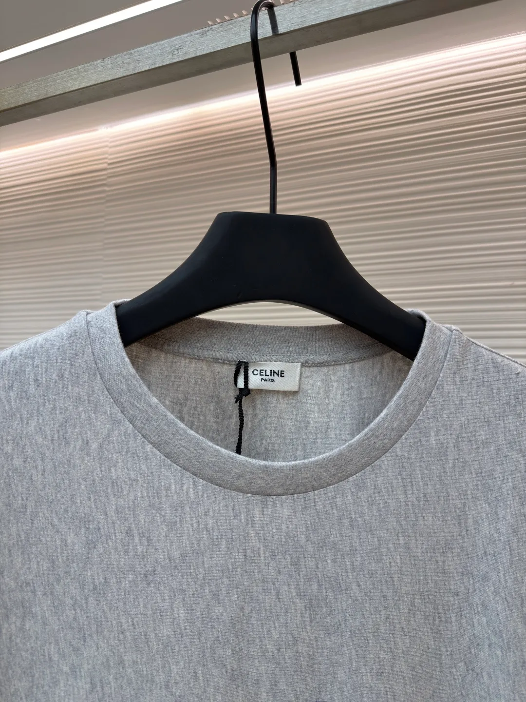 Celine blue frame printed round neck short sleeves ●Original version: Purchased and developed at 5100 ●Item number: 1681995-A00 ●Fabric: plain knitted fabric ●Technology: Glue printing production ●Color: gray ●Version: Fitted version ●Weight: about 225 grams ●Size: XS-S-M-L ●Description: The main body is made of 24S special woven compact cotton to make jersey fabric, weight 180g. High-count combed cotton yarn eliminates most of the short hairiness through compact spinning process, making the yarn smoother and stronger. The woven fabric structure is extremely dense, flat and soft, with excellent anti-pilling ability and durability, while retaining the natural advantages of pure cotton, which is breathable and skin-friendly. The neckline is made of 32S 1x1 rib with a weight of 300g. The finer yarn count creates a more delicate and tight thread, which provides better elasticity and deformation resistance than ordinary ribs, ensuring that the neckline can still remain stiff after being put on and taken off many times. Silicone oil slurry printing is a printing process that is prepared by mixing silicone oil and special slurry. Its characteristic is that it can form a unique matte and slightly astringent coating texture on the fabric. The printing area presents a soft matte effect, with moderate color saturation and a slight texture, which is in sharp contrast to common glossy offset printing. In terms of hand feel, the printing area feels smooth with a slight powdery resistance, similar to fine suede or chalk gray texture, without obvious filmy or hardening phenomena. Due to the addition of silicone oil, the pattern area has excellent flexibility and crack resistance while maintaining three-dimensionality. It is not easy to crack after repeated rubbing, and its breathability is better than traditional thick paste printing, achieving a balance between decoration and wearing comfort. The overall wiring is straight and delicate, the fabric is comfortable and soft, and the color is consistent without color difference. It can be matched with the same style to create a fashionable look and control various occasions. Customized accessories, complete with three standards, same style for men and women!