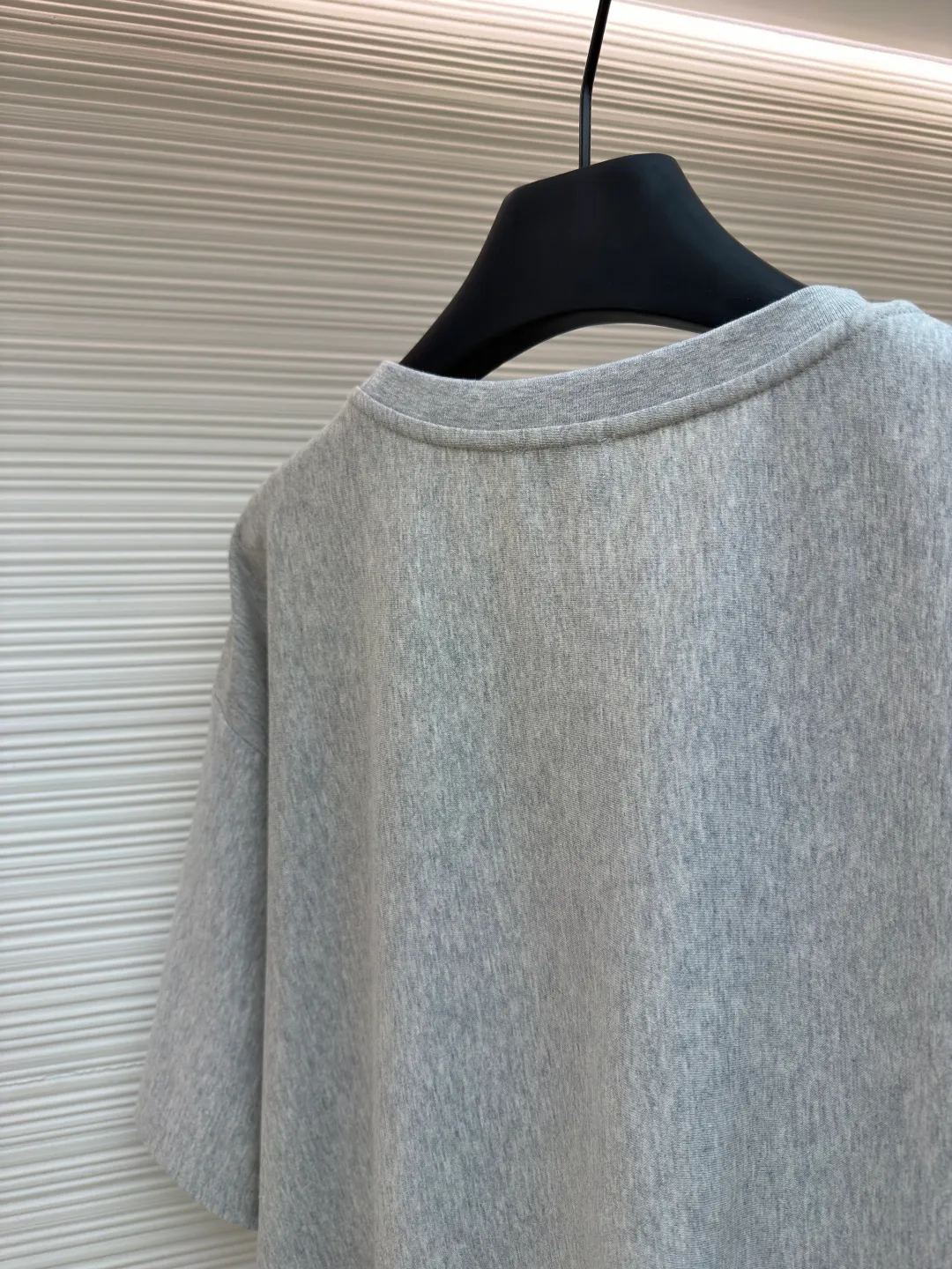 Celine blue frame printed round neck short sleeves ●Original version: Purchased and developed at 5100 ●Item number: 1681995-A00 ●Fabric: plain knitted fabric ●Technology: Glue printing production ●Color: gray ●Version: Fitted version ●Weight: about 225 grams ●Size: XS-S-M-L ●Description: The main body is made of 24S special woven compact cotton to make jersey fabric, weight 180g. High-count combed cotton yarn eliminates most of the short hairiness through compact spinning process, making the yarn smoother and stronger. The woven fabric structure is extremely dense, flat and soft, with excellent anti-pilling ability and durability, while retaining the natural advantages of pure cotton, which is breathable and skin-friendly. The neckline is made of 32S 1x1 rib with a weight of 300g. The finer yarn count creates a more delicate and tight thread, which provides better elasticity and deformation resistance than ordinary ribs, ensuring that the neckline can still remain stiff after being put on and taken off many times. Silicone oil slurry printing is a printing process that is prepared by mixing silicone oil and special slurry. Its characteristic is that it can form a unique matte and slightly astringent coating texture on the fabric. The printing area presents a soft matte effect, with moderate color saturation and a slight texture, which is in sharp contrast to common glossy offset printing. In terms of hand feel, the printing area feels smooth with a slight powdery resistance, similar to fine suede or chalk gray texture, without obvious filmy or hardening phenomena. Due to the addition of silicone oil, the pattern area has excellent flexibility and crack resistance while maintaining three-dimensionality. It is not easy to crack after repeated rubbing, and its breathability is better than traditional thick paste printing, achieving a balance between decoration and wearing comfort. The overall wiring is straight and delicate, the fabric is comfortable and soft, and the color is consistent without color difference. It can be matched with the same style to create a fashionable look and control various occasions. Customized accessories, complete with three standards, same style for men and women!