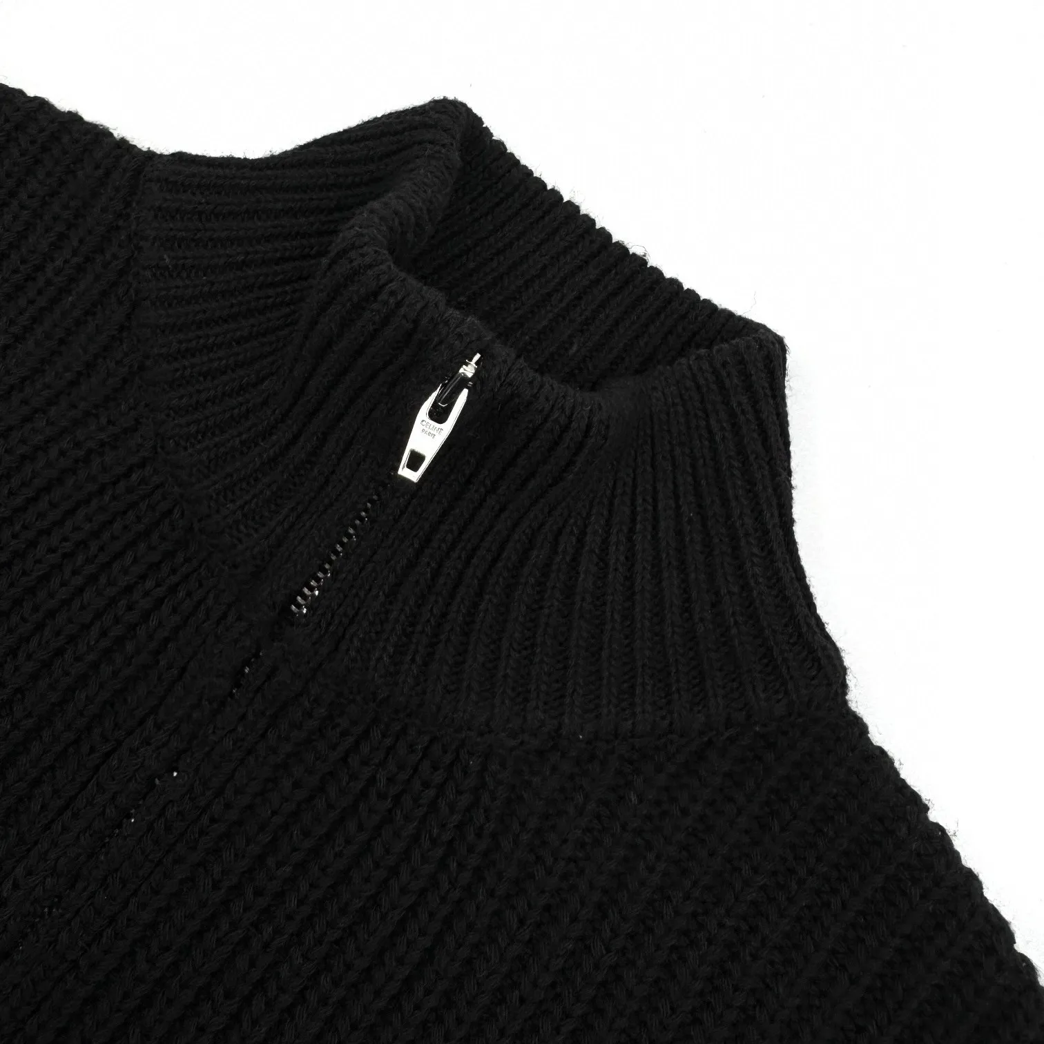🅿️510 [Exclusive supply] Celine Arc de Triomphe zipper sweater jacket. The original purchase was RMB 12,500. The fabric is made of custom-woven soft blended wool worsted material. It has excellent texture and is comfortable and close to the skin. It is based on a deep black screen. The ultimate fusion of depth and elegance. The iconic Celine Arc de Triomphe logo embellishes the front. Simple and smooth zipper lines. Reconciliation of sophistication and dynamics. There is a sense of relaxation and taste in the silent place. With its unparalleled versatility, it has become an enduring classic in the fashion industry. It adopts imported machine embroidery technology and uses advanced computer control systems and precision mechanical components to achieve Arc de Triomphe embroidery operations with high precision and smooth and delicate lines. The garments are washed with soft and deodorizing technology. Professional washing equipment and specific detergents are used to deeply clean and deodorize the clothes to improve the feel and appearance of the clothes. Size:S-M-L-XL