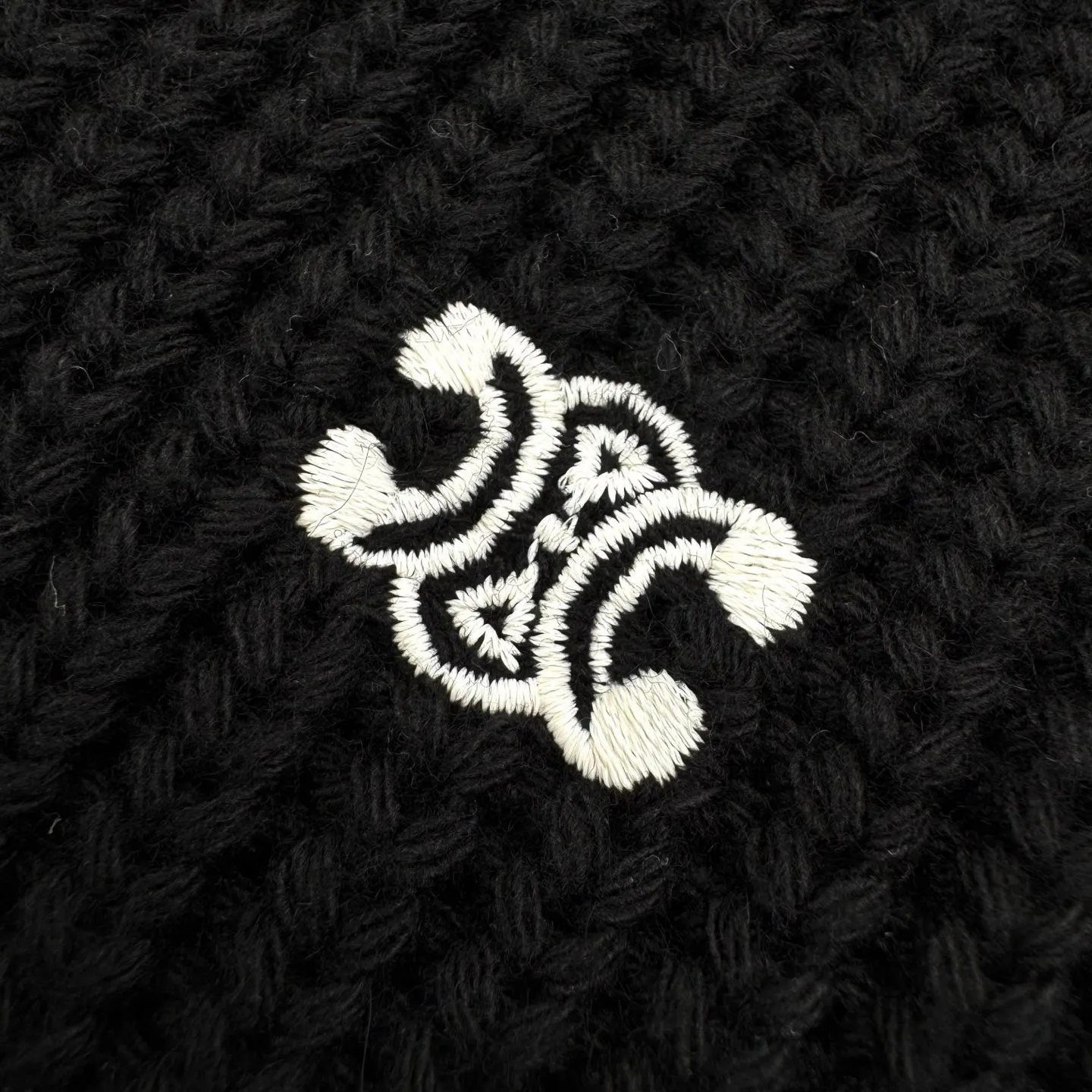 🅿️510 [Exclusive supply] Celine Arc de Triomphe zipper sweater jacket. The original purchase was RMB 12,500. The fabric is made of custom-woven soft blended wool worsted material. It has excellent texture and is comfortable and close to the skin. It is based on a deep black screen. The ultimate fusion of depth and elegance. The iconic Celine Arc de Triomphe logo embellishes the front. Simple and smooth zipper lines. Reconciliation of sophistication and dynamics. There is a sense of relaxation and taste in the silent place. With its unparalleled versatility, it has become an enduring classic in the fashion industry. It adopts imported machine embroidery technology and uses advanced computer control systems and precision mechanical components to achieve Arc de Triomphe embroidery operations with high precision and smooth and delicate lines. The garments are washed with soft and deodorizing technology. Professional washing equipment and specific detergents are used to deeply clean and deodorize the clothes to improve the feel and appearance of the clothes. Size:S-M-L-XL