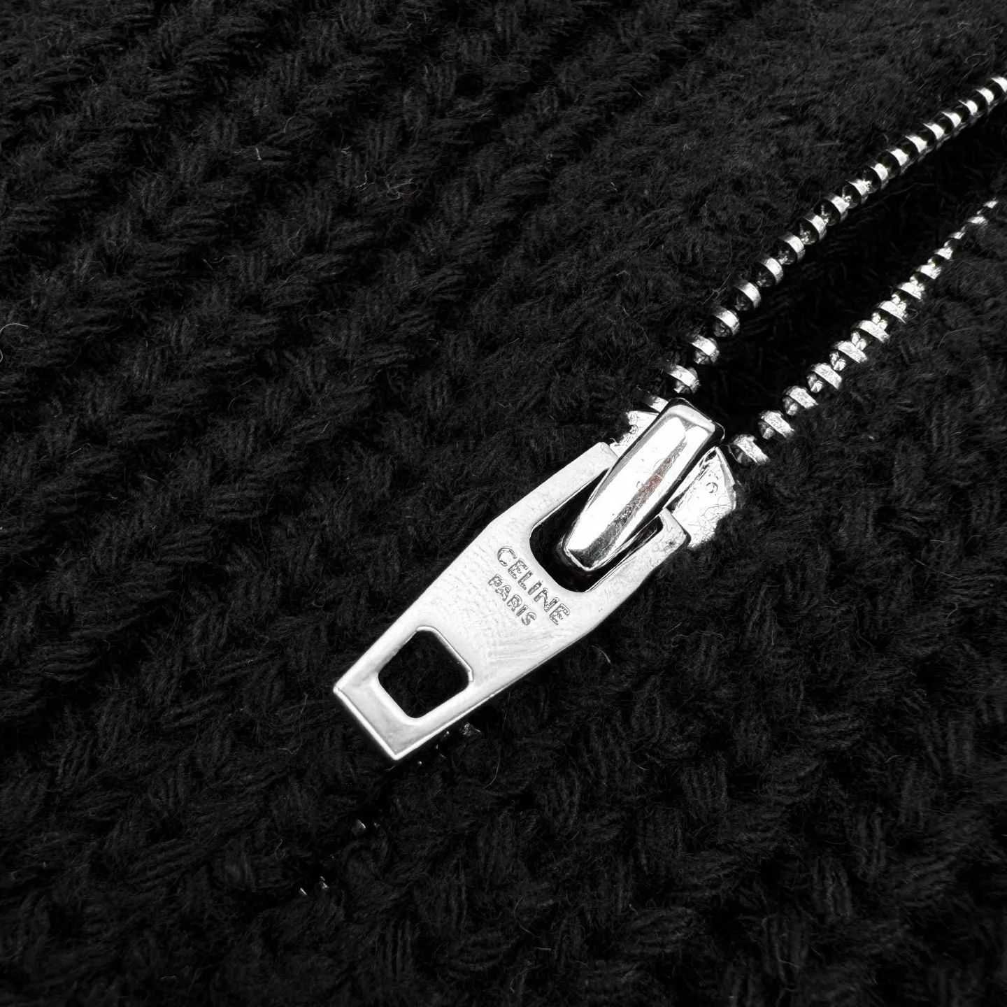 🅿️510 [Exclusive supply] Celine Arc de Triomphe zipper sweater jacket. The original purchase was RMB 12,500. The fabric is made of custom-woven soft blended wool worsted material. It has excellent texture and is comfortable and close to the skin. It is based on a deep black screen. The ultimate fusion of depth and elegance. The iconic Celine Arc de Triomphe logo embellishes the front. Simple and smooth zipper lines. Reconciliation of sophistication and dynamics. There is a sense of relaxation and taste in the silent place. With its unparalleled versatility, it has become an enduring classic in the fashion industry. It adopts imported machine embroidery technology and uses advanced computer control systems and precision mechanical components to achieve Arc de Triomphe embroidery operations with high precision and smooth and delicate lines. The garments are washed with soft and deodorizing technology. Professional washing equipment and specific detergents are used to deeply clean and deodorize the clothes to improve the feel and appearance of the clothes. Size:S-M-L-XL